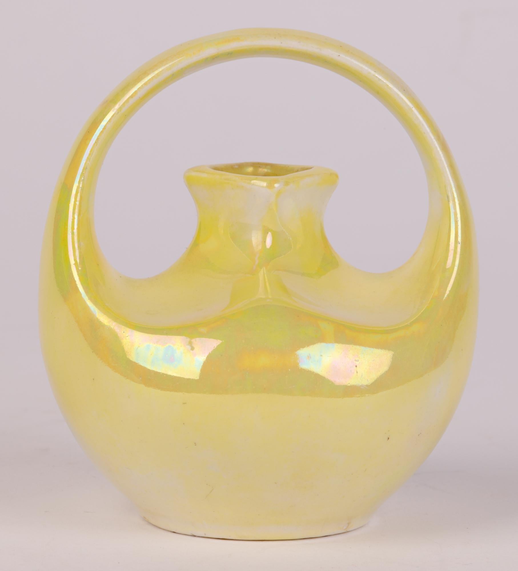 Anglais Vase à poignée en forme de boucle Wedgwood Art Nouveau Miniature jaune lustré en vente