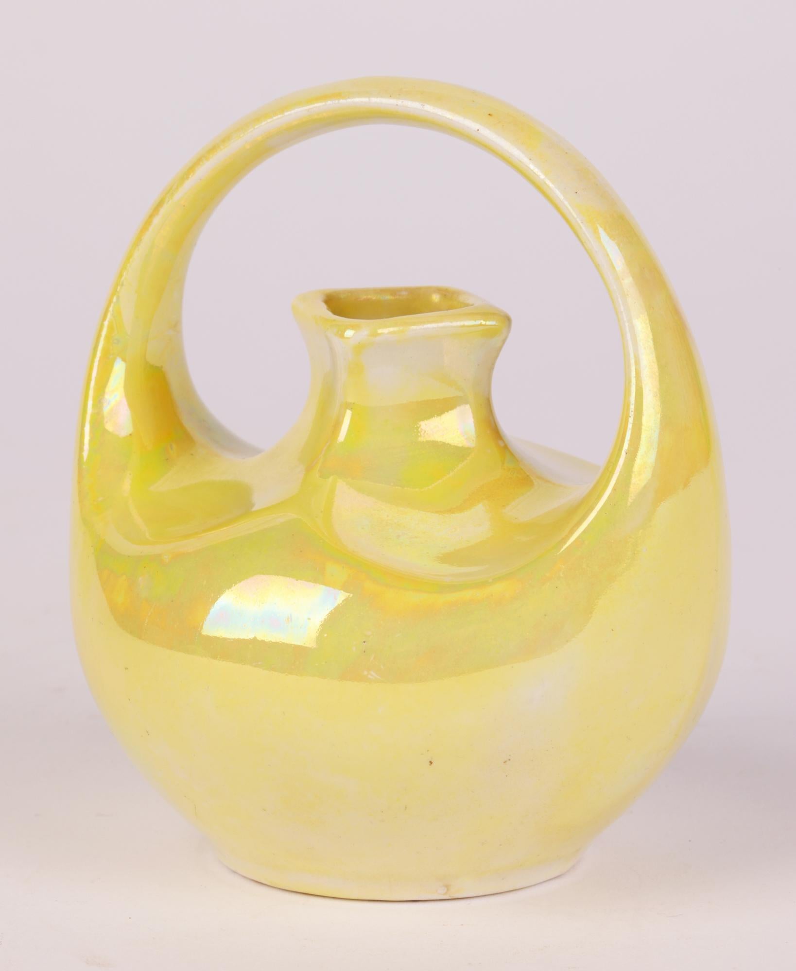 Début du 20ème siècle Vase à poignée en forme de boucle Wedgwood Art Nouveau Miniature jaune lustré en vente