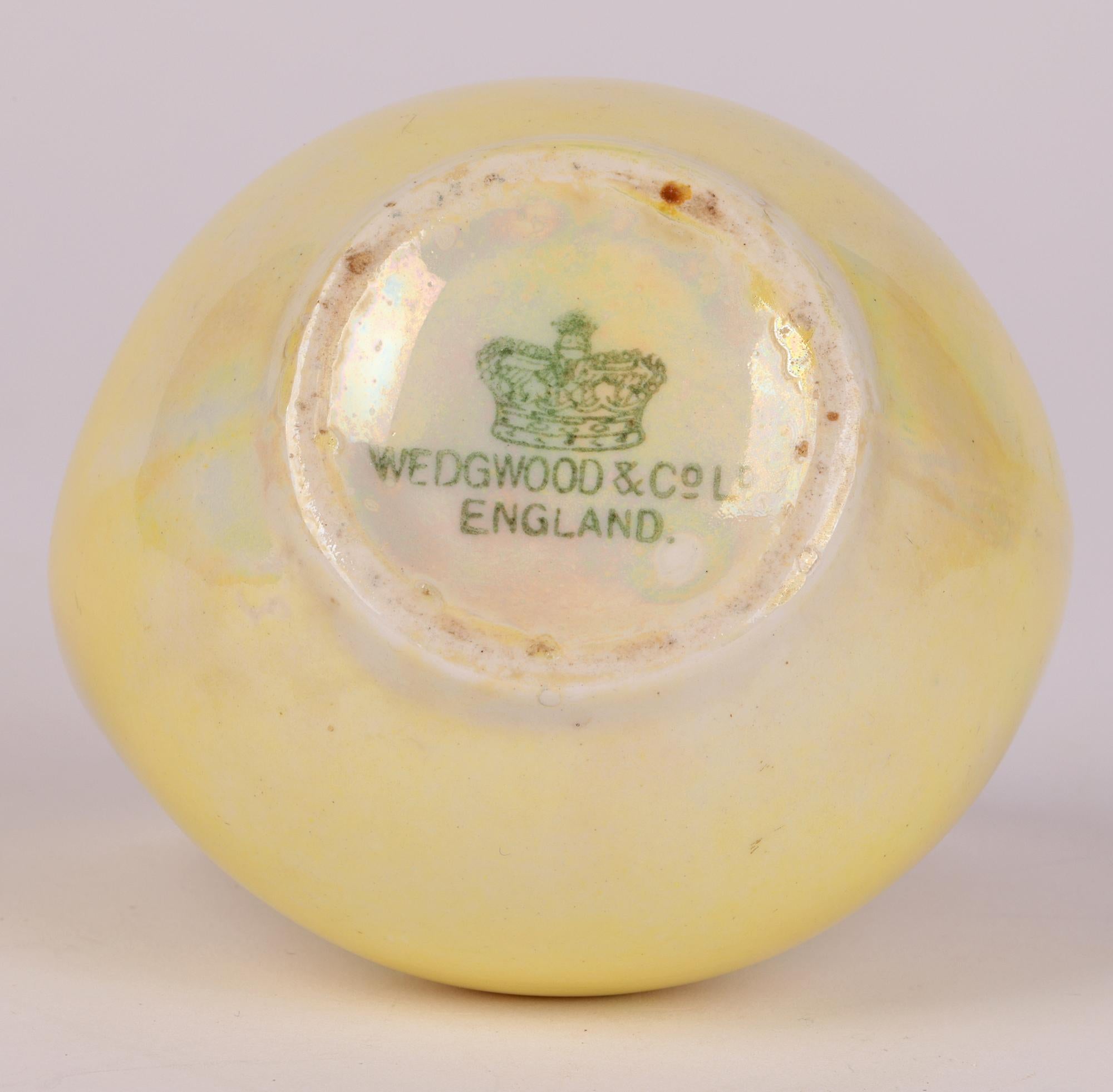 Porcelaine Vase à poignée en forme de boucle Wedgwood Art Nouveau Miniature jaune lustré en vente