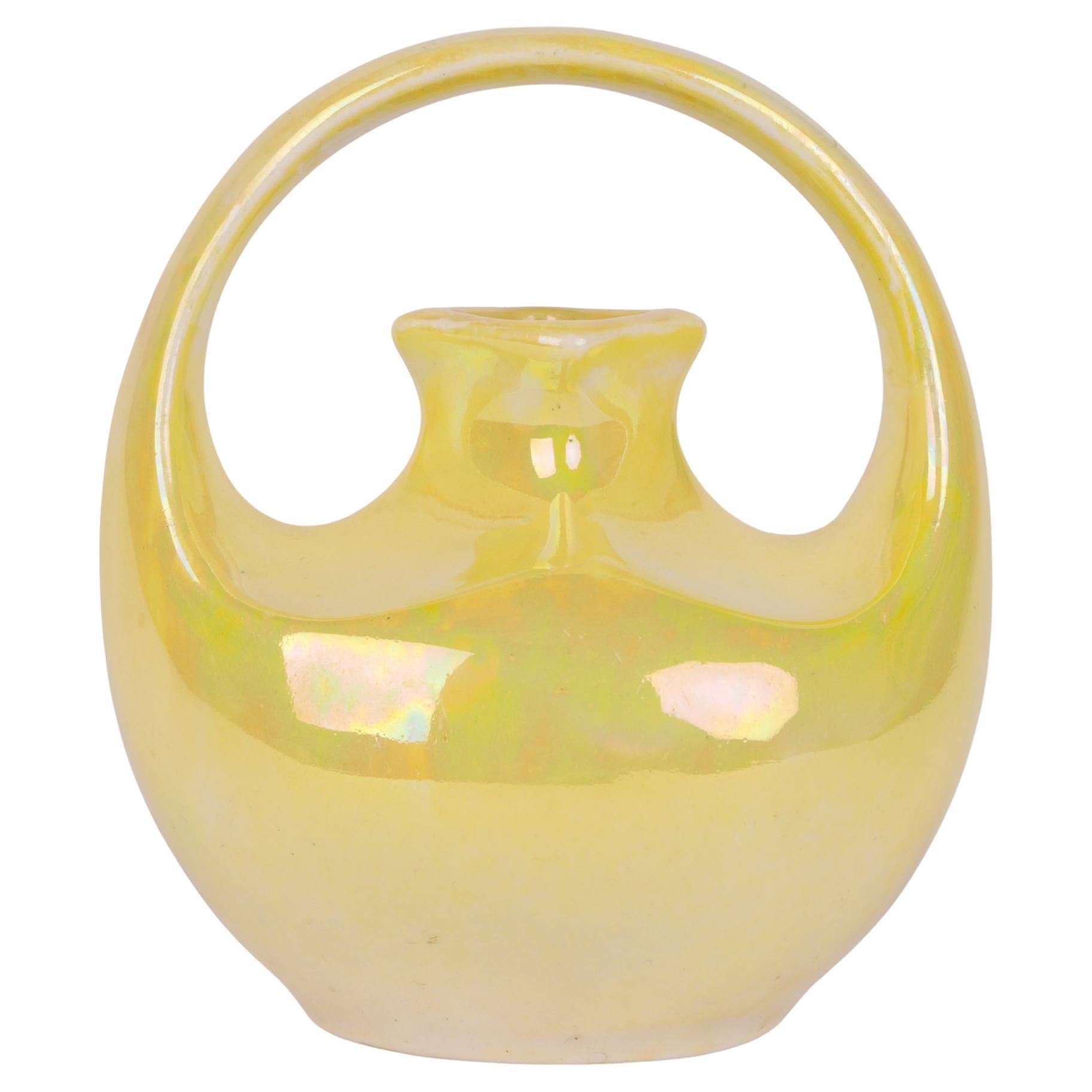 Vase à poignée en forme de boucle Wedgwood Art Nouveau Miniature jaune lustré en vente