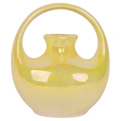 Vase à poignée en forme de boucle Wedgwood Art Nouveau Miniature jaune lustré