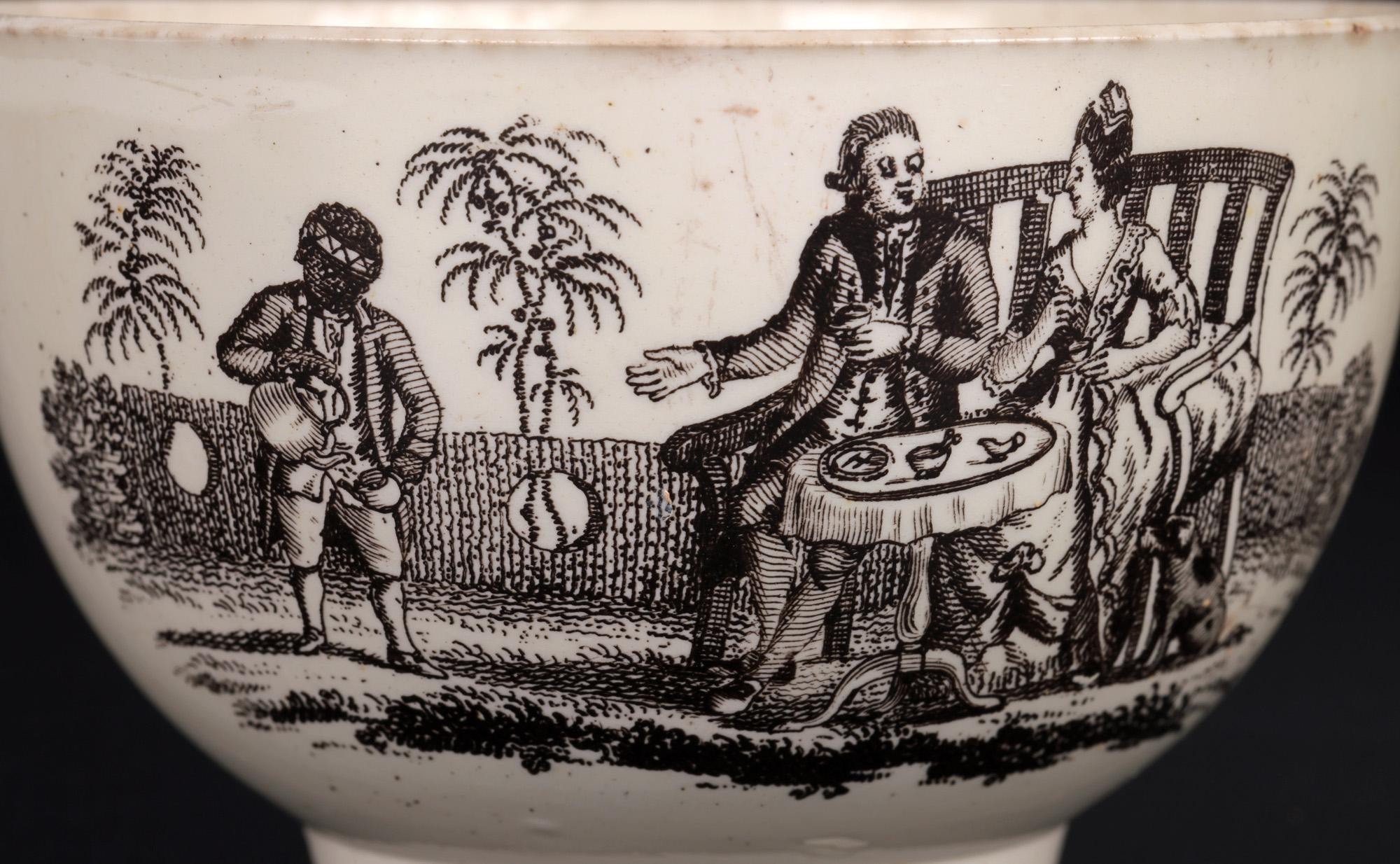Une très belle tasse à thé ancienne en creamware anglaise, imprimée de scènes sur deux côtés, attribuée à Wedgwood et datant d'environ 1770. La théière est légèrement empotée et repose sur un étroit pied rond, avec un corps simple en forme de bol