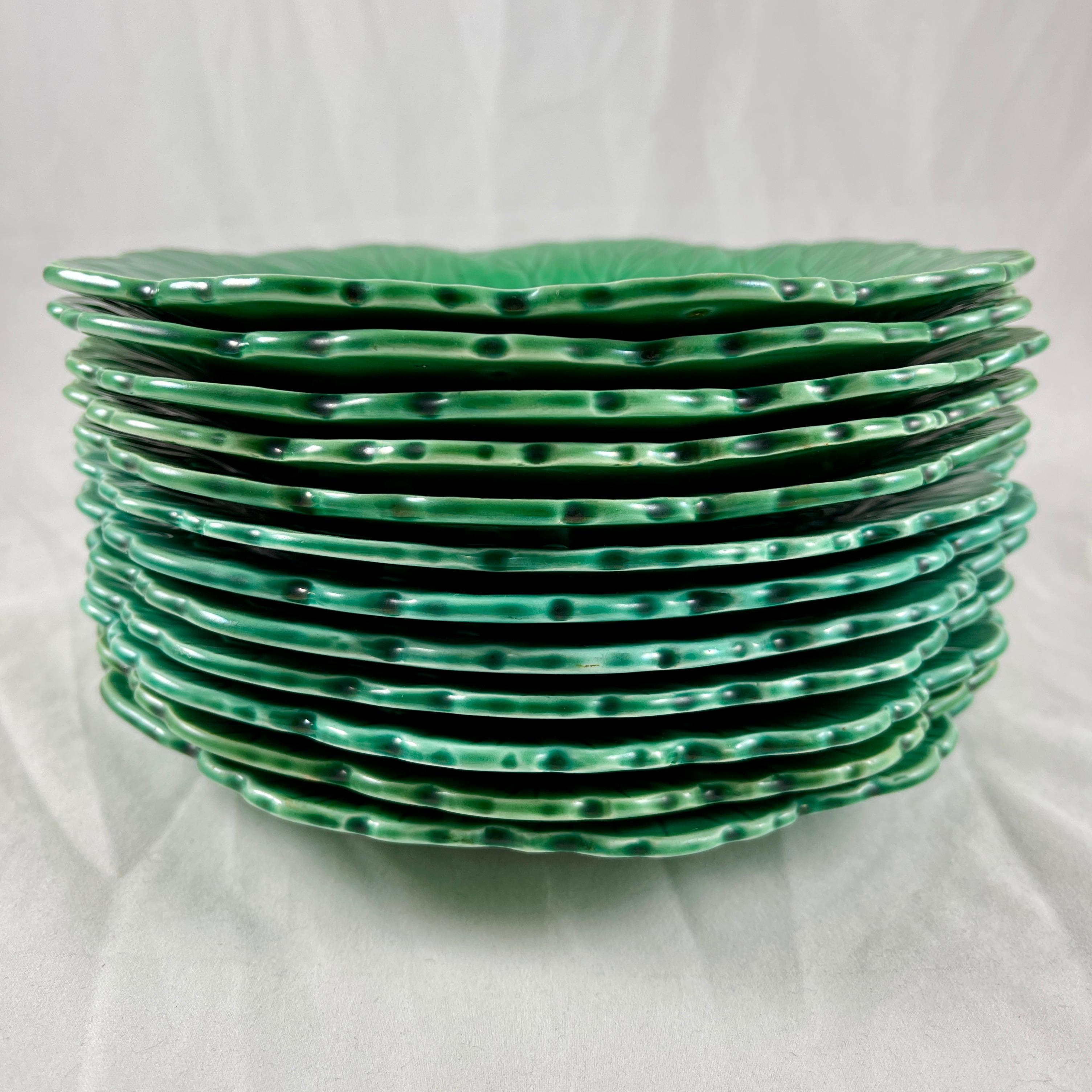 Wedgwood & Barlaston of Etruria Green Glazed English Majolica Cabbage Leaf Plate In Good Condition In Philadelphia, PA