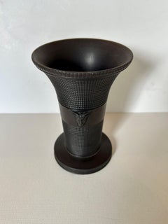 Jarrón neoclásico de basalto Wedgwood