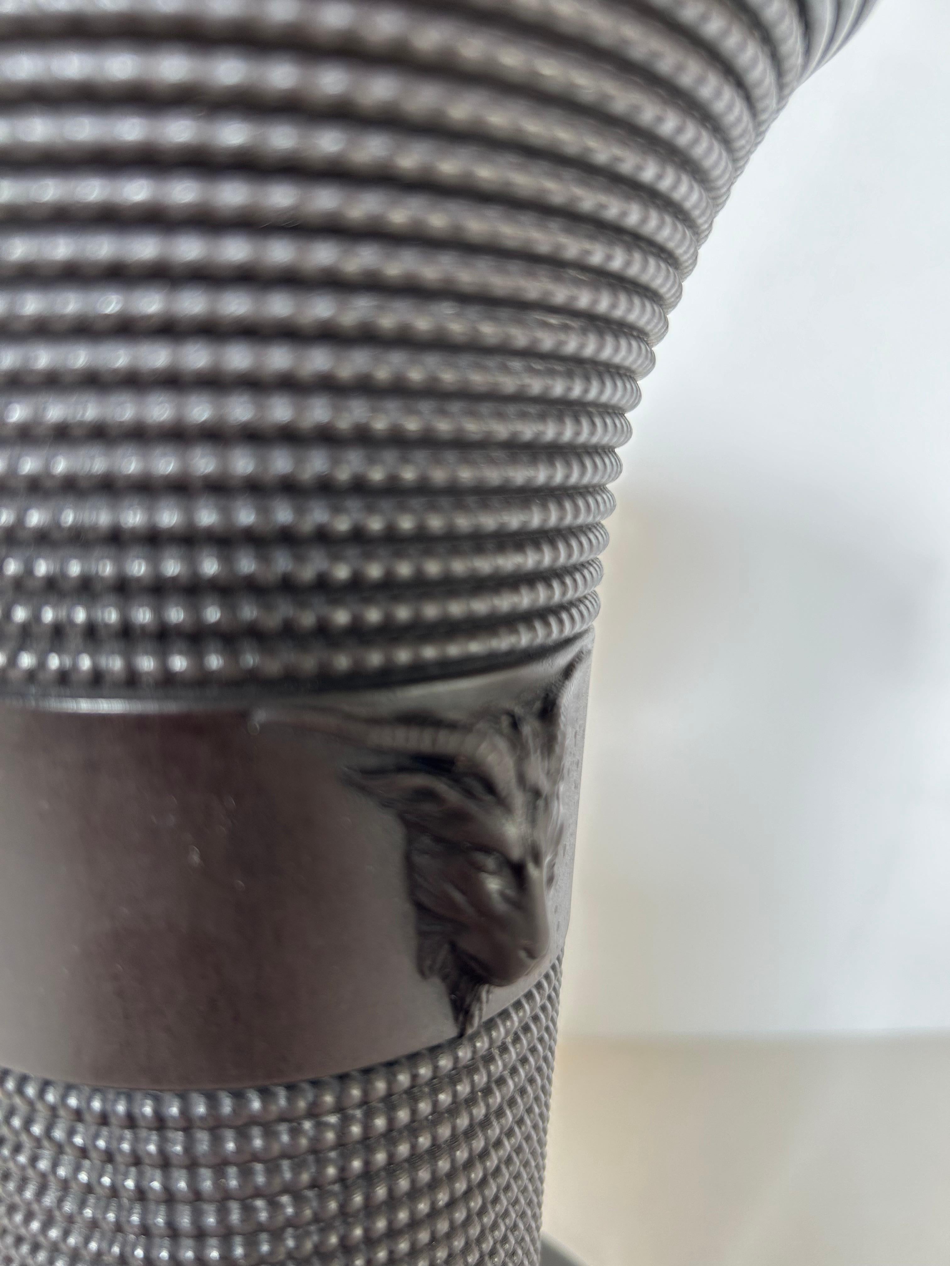 Neoclassico Vaso di basalto neoclassico Wedgwood in vendita