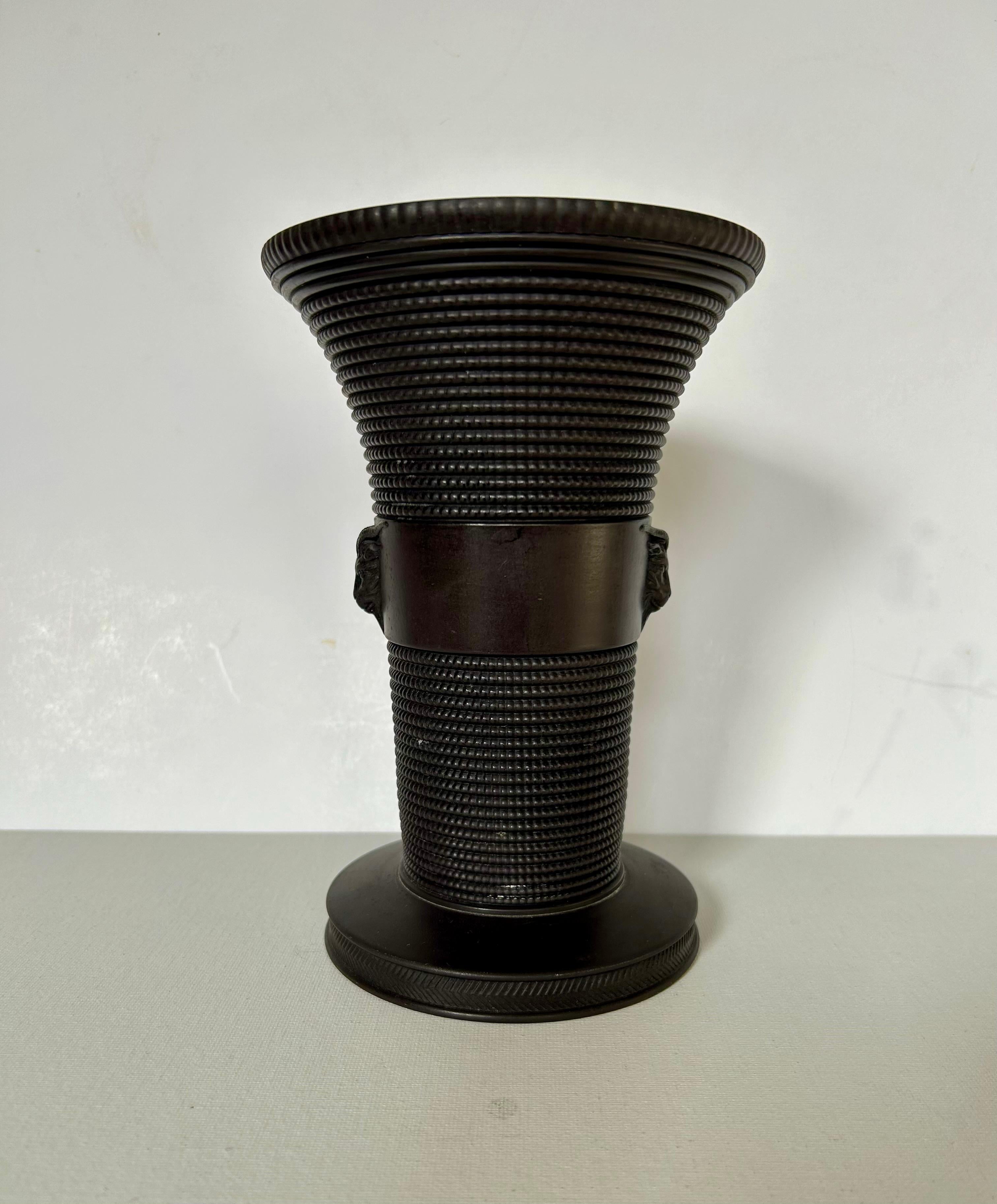 Cotto in fornace Vaso di basalto neoclassico Wedgwood in vendita