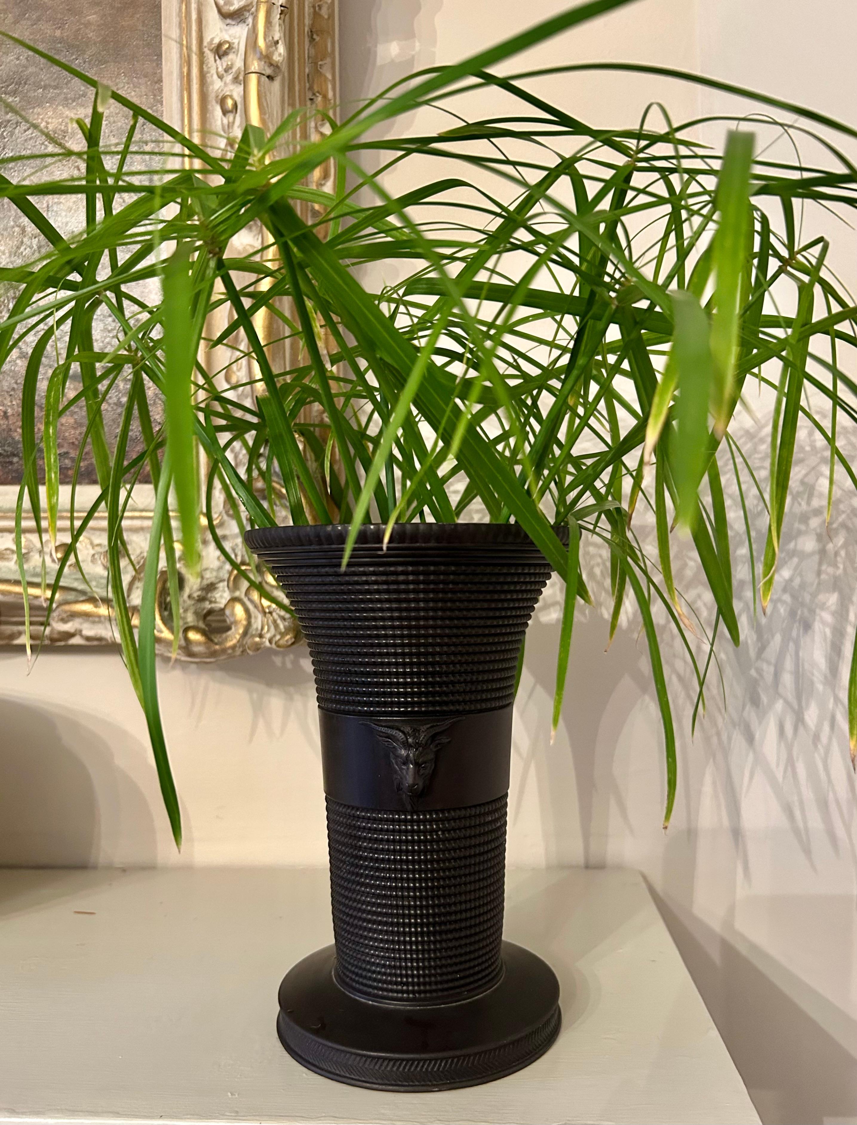 XX secolo Vaso di basalto neoclassico Wedgwood in vendita