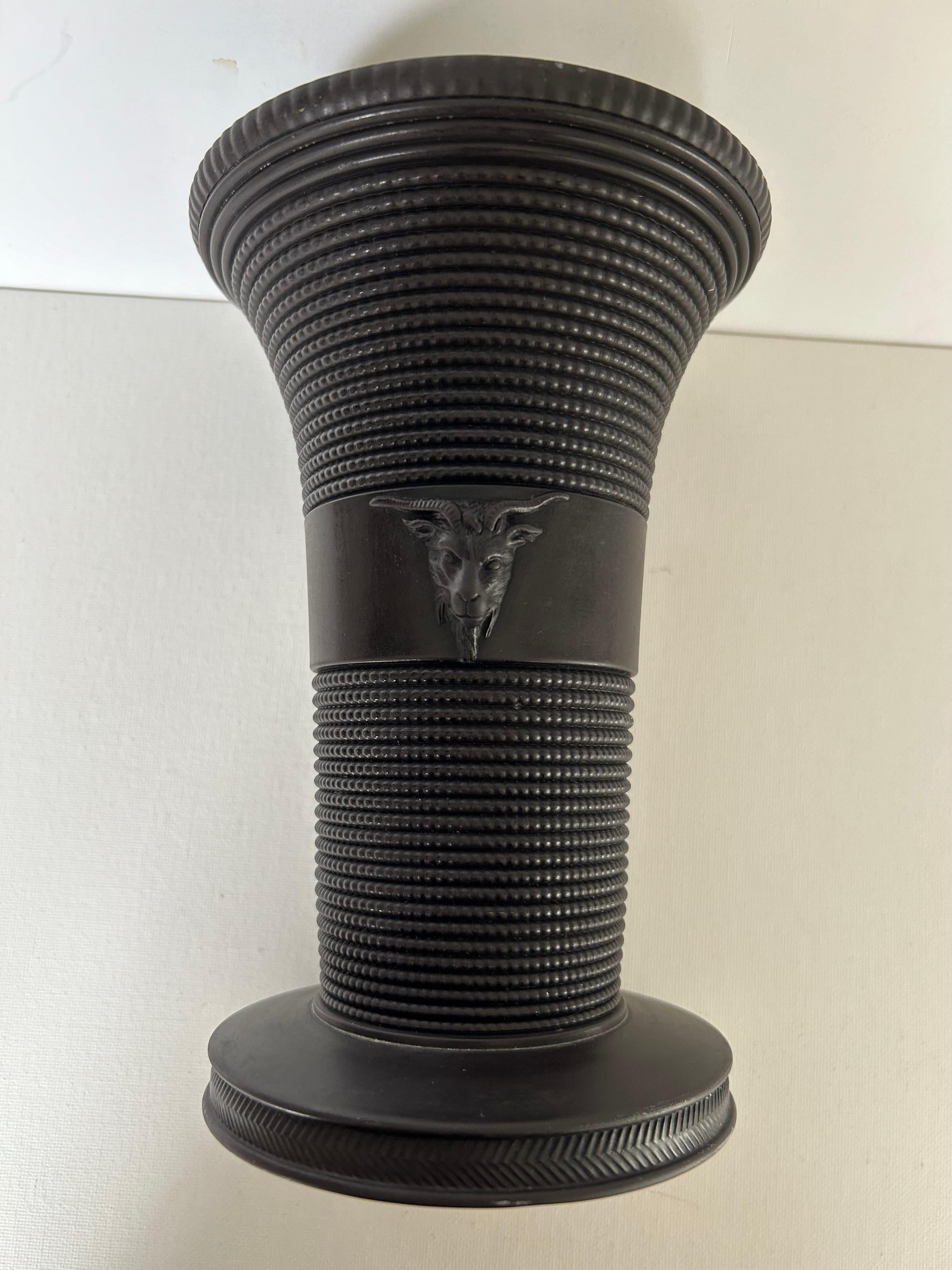 Vaso di basalto neoclassico Wedgwood in vendita 2