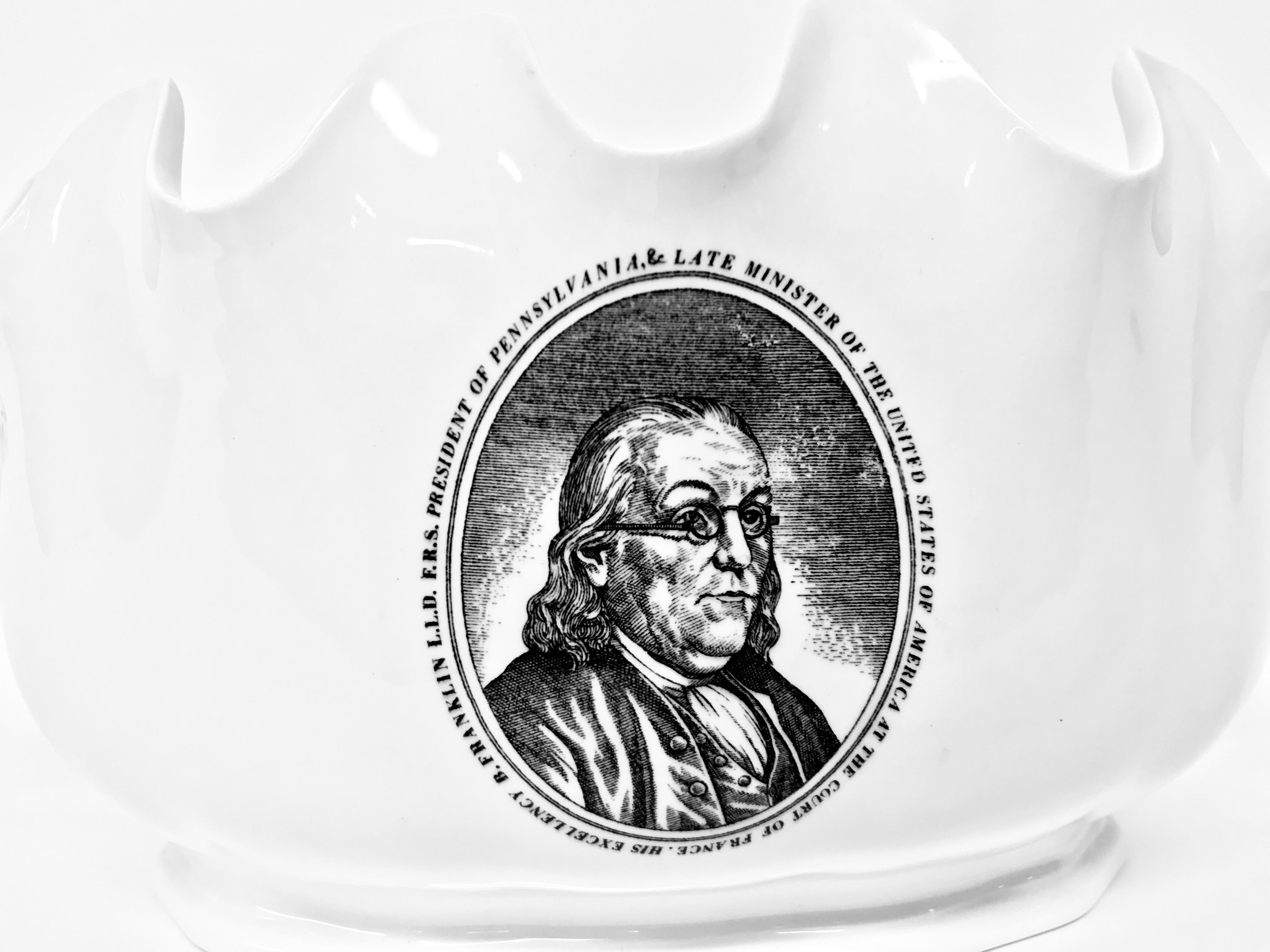 Übertopf aus cremefarbenem Wedgwood-Ware mit attraktivem Wellenrand, der Benjamin Franklin darstellt.

