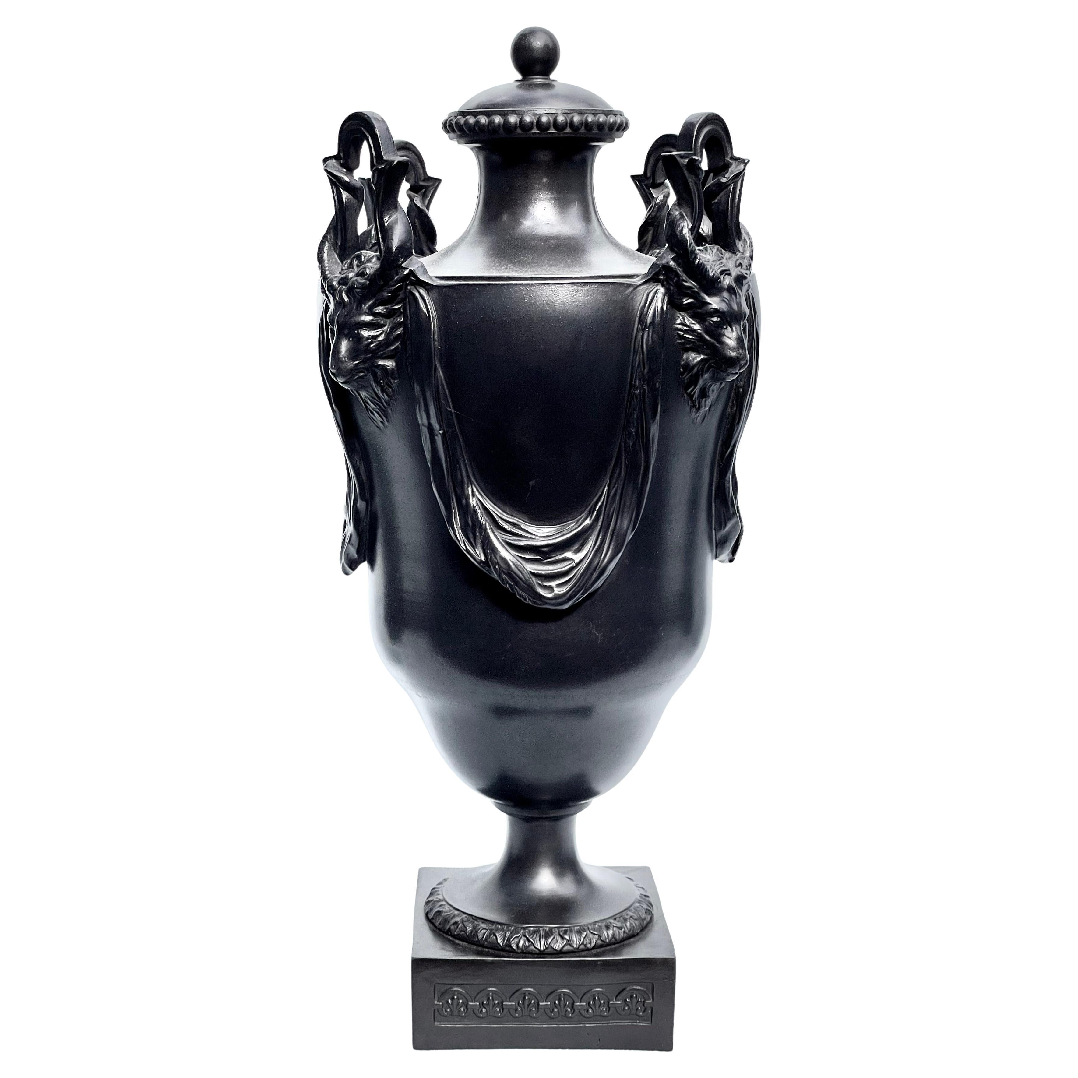 Exhibitierte Wedgwood & Bentley Basalt-Steinzeugvase mit vier Henkeln aus Basalt