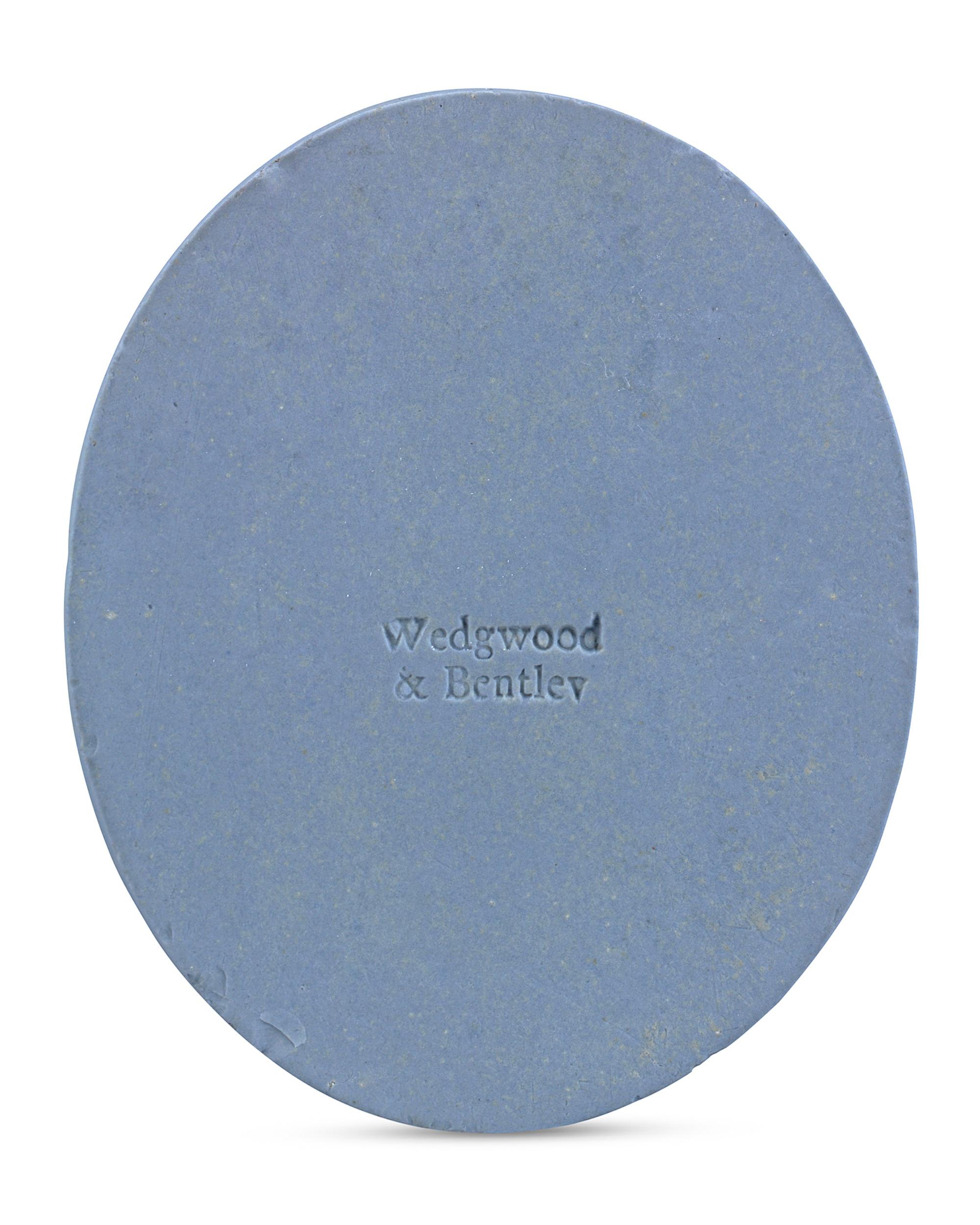 Cette exceptionnelle plaque en jaspe bleu et blanc de Wedgwood & Bentley représente l'écrivain, philosophe et compositeur genevois Jean-Jacques Rousseau. Certains des travaux les plus méticuleux de Wedgwood ont été exécutés sous forme de camées et