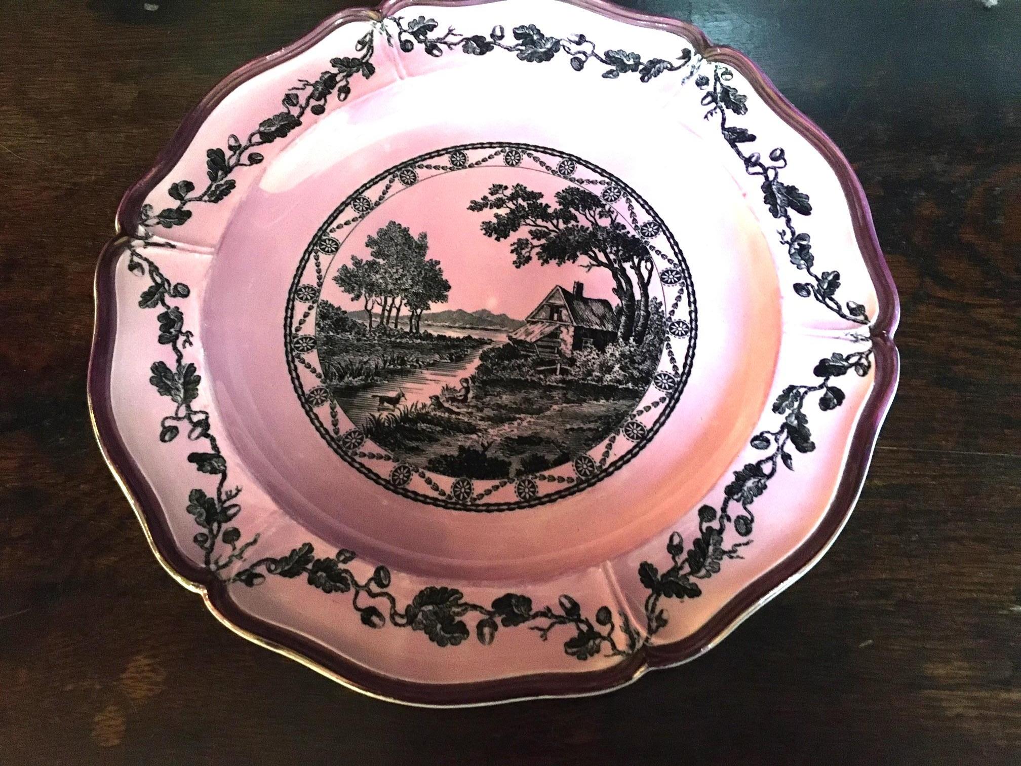 Neoclassical Wedgwood Bewick Etruria Pattern Set of Six English Pink Luster Plates For Sale
