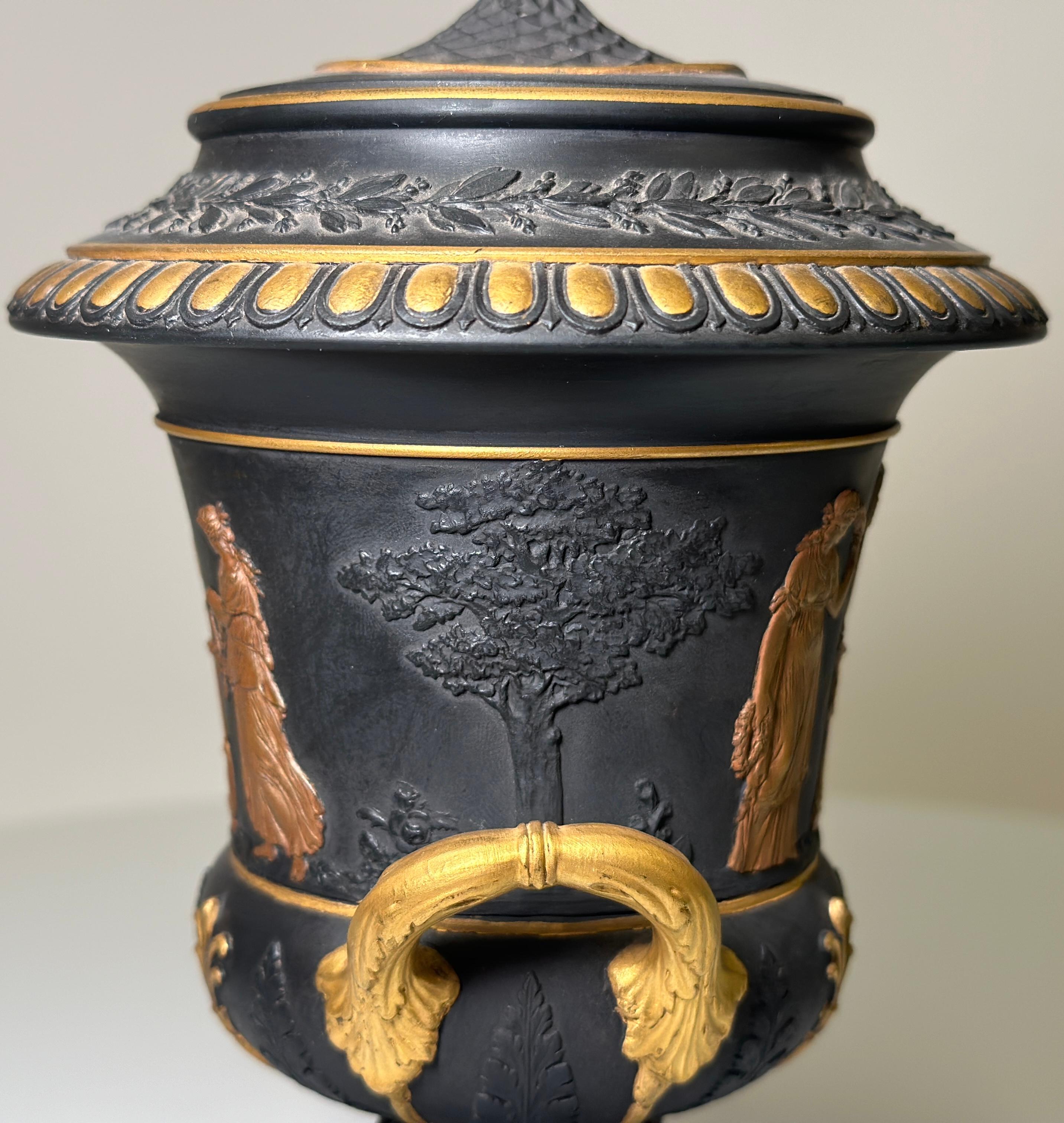 Neoclassico Vaso per potpourri coperto di basalto nero e dorato Wedgwood, 1870 circa in vendita