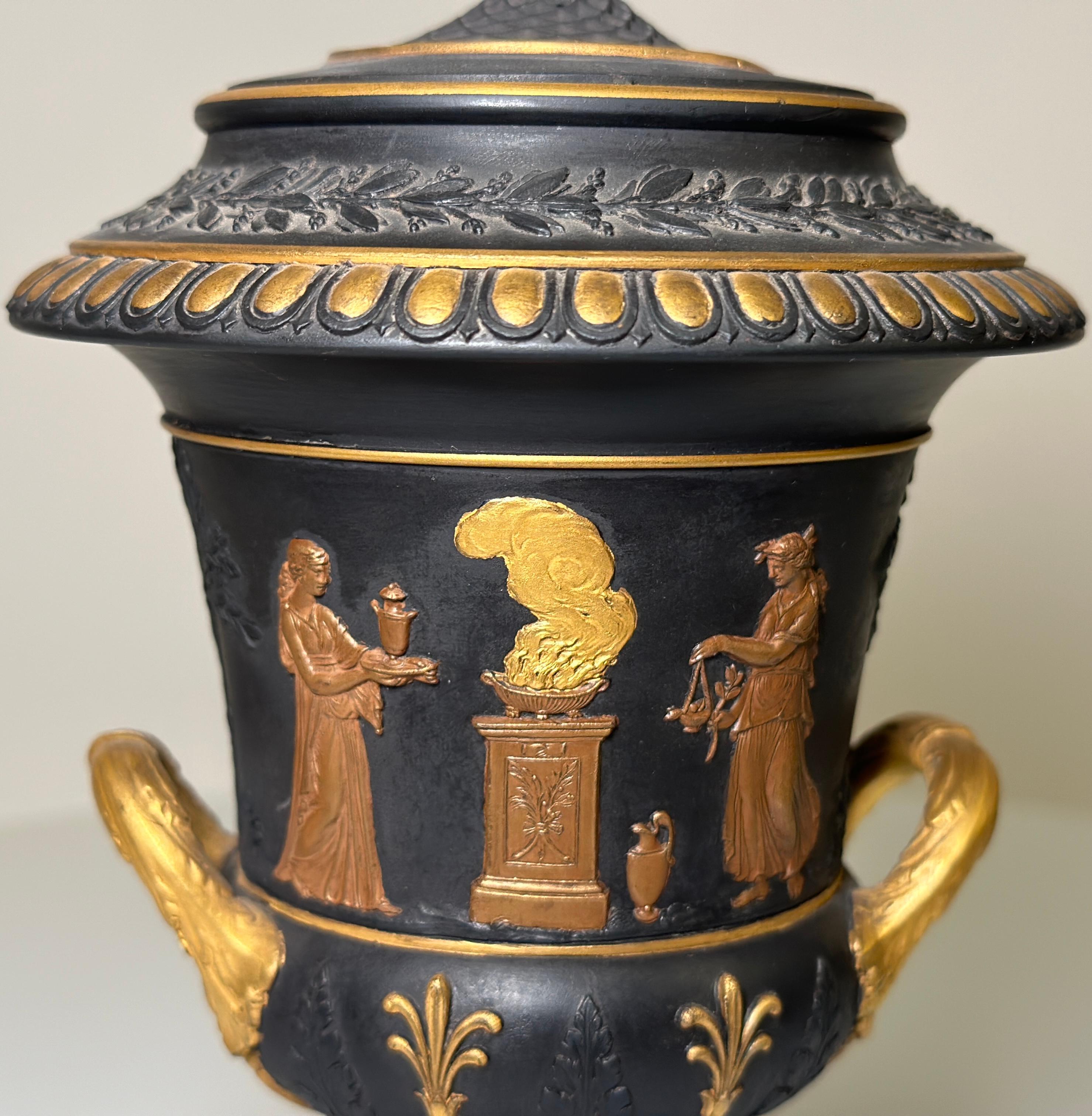 Inglese Vaso per potpourri coperto di basalto nero e dorato Wedgwood, 1870 circa in vendita