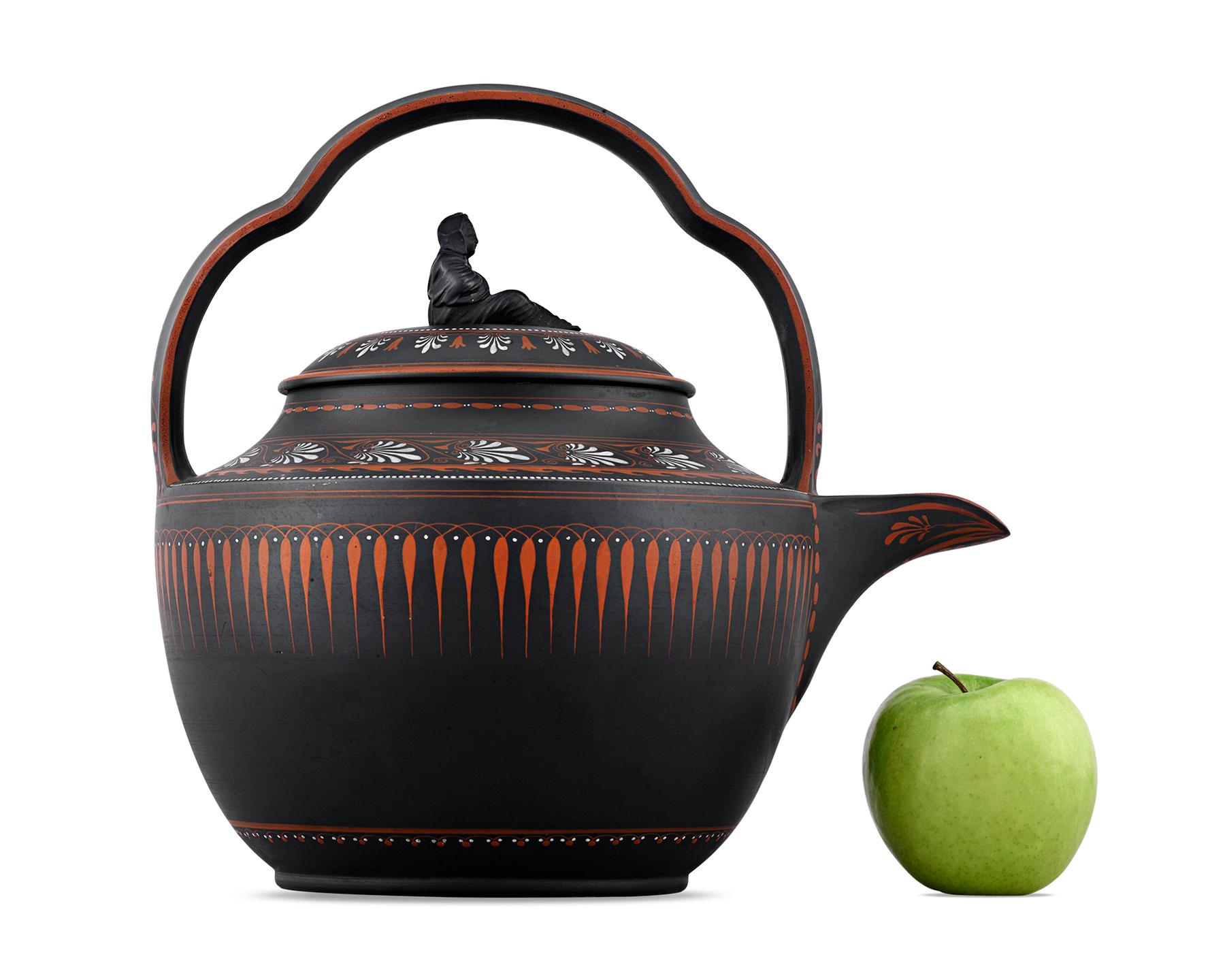 Hervidor de ron Wedgwood de basalto negro y esmalte encáustico Inglés en venta