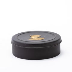 Wedgwood Boîte à bijoux circulaire en basalte noir avec camée de style égyptien