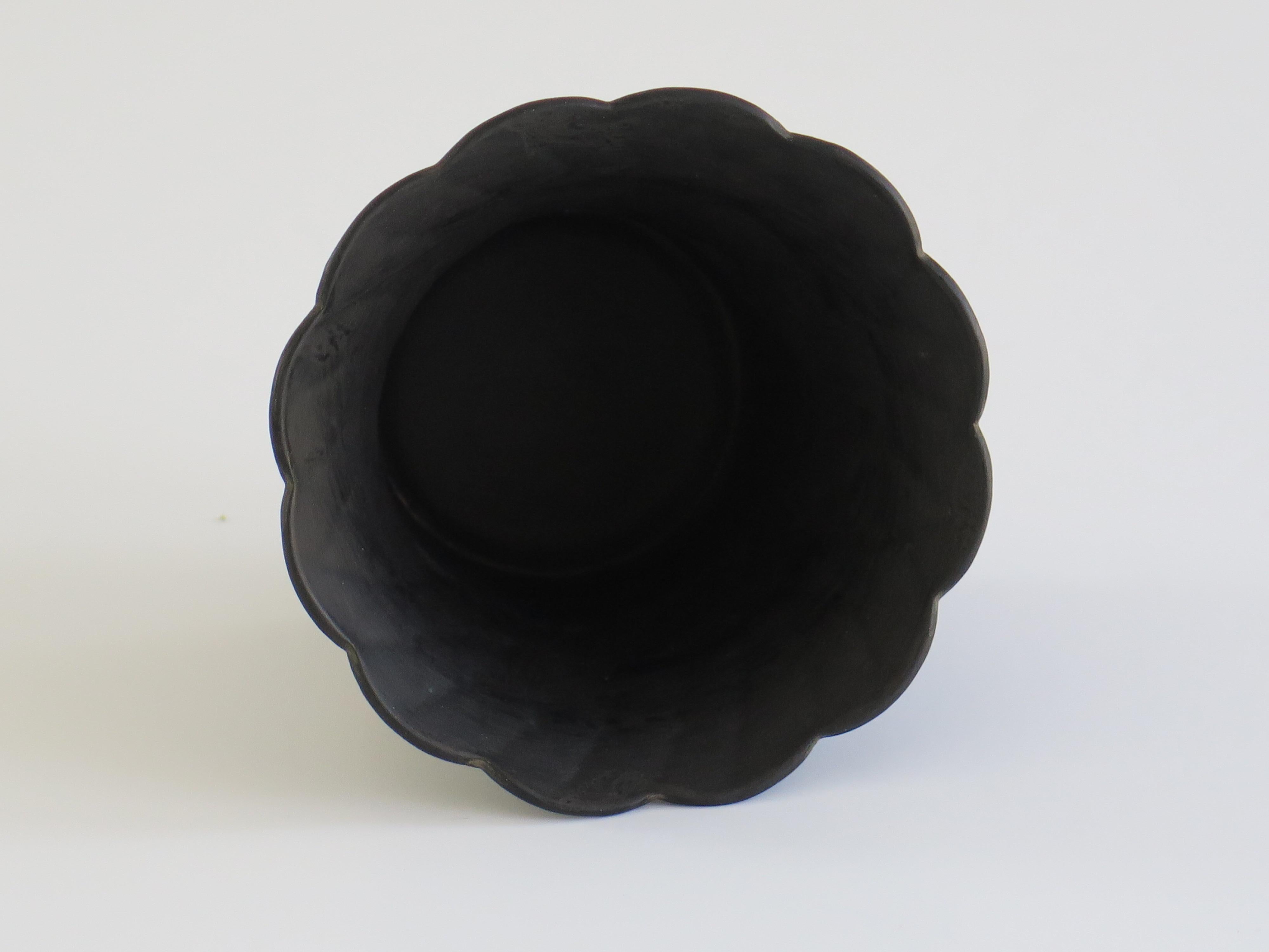 Schwarzer Basalt-Blumentopf aus Wedgwood mit Spaliermuster, englisch, frühes 20. Jahrhundert 2