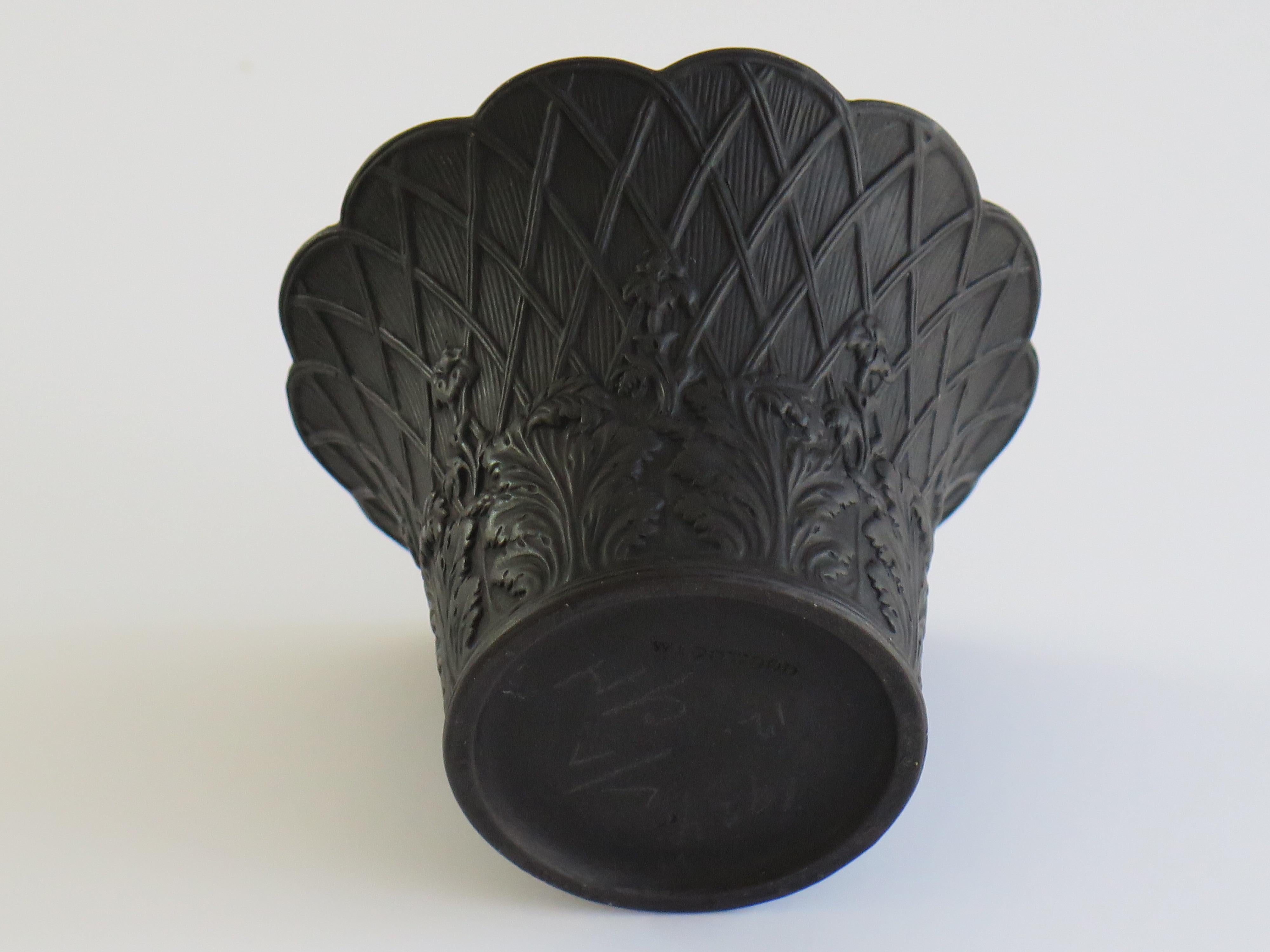 Wedgwood Pot de fleurs en basalte noir à motif de treillis, anglais, début du 20e siècle en vente 5