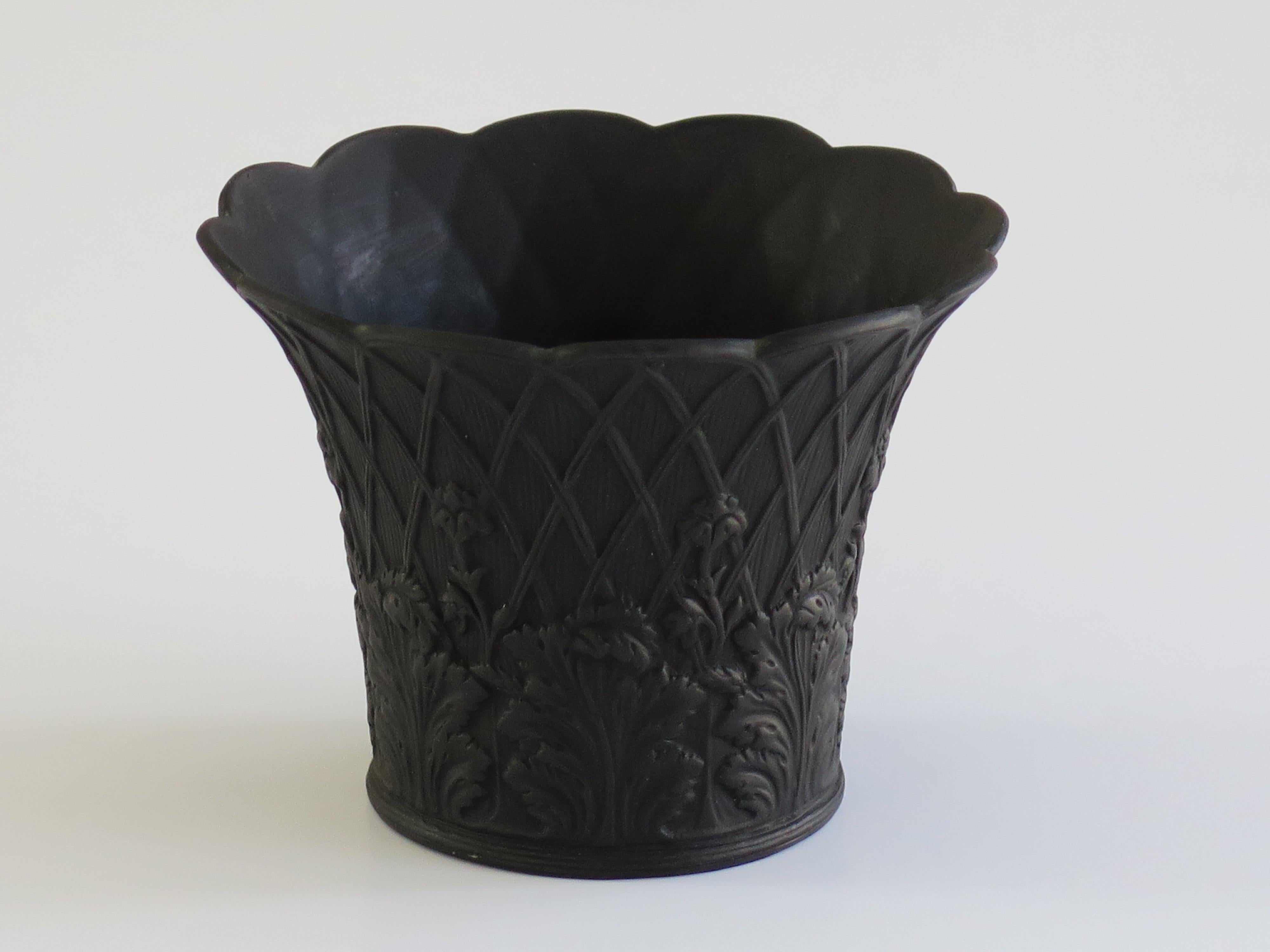Édouardien Wedgwood Pot de fleurs en basalte noir à motif de treillis, anglais, début du 20e siècle en vente