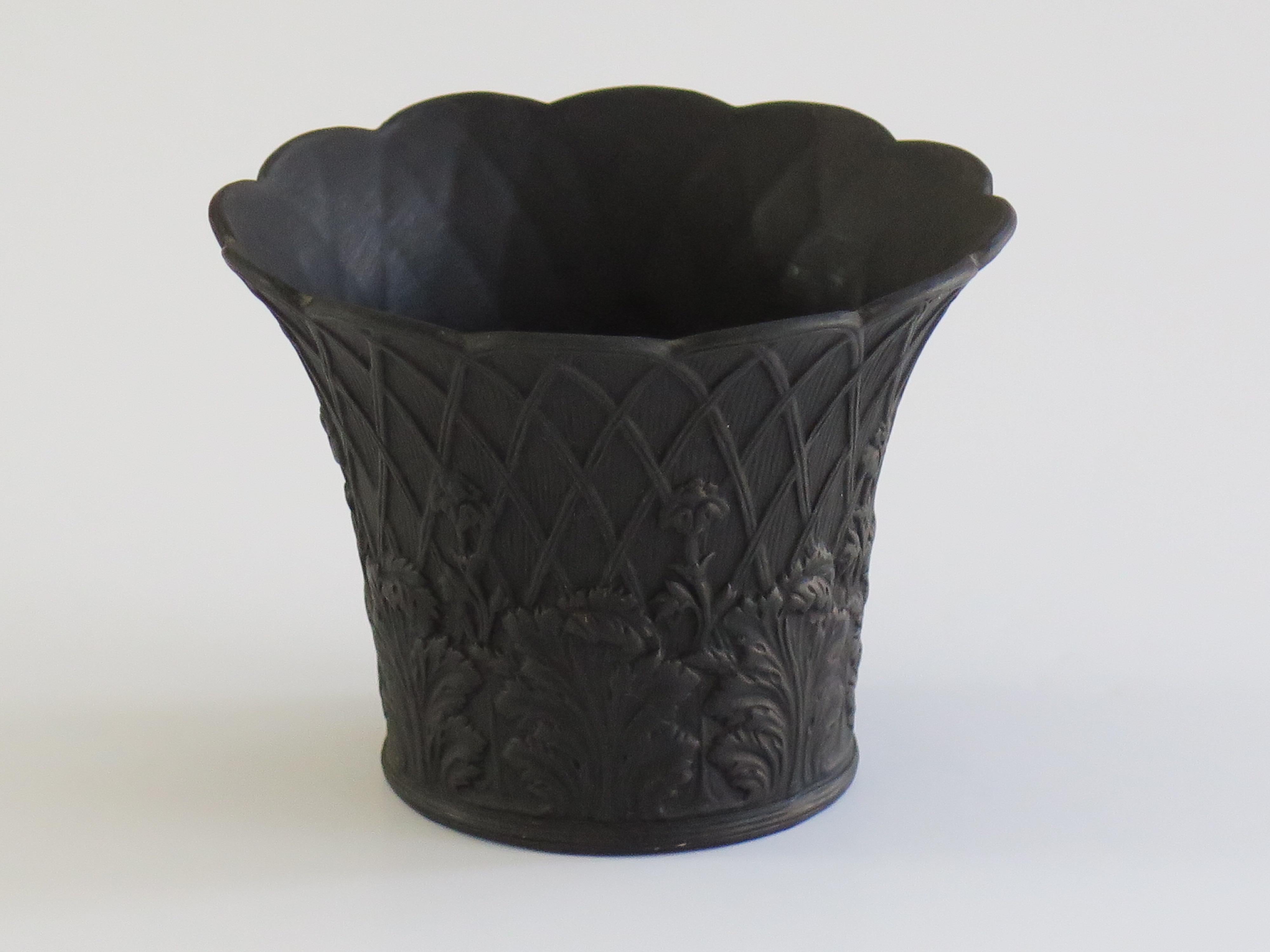 Anglais Wedgwood Pot de fleurs en basalte noir à motif de treillis, anglais, début du 20e siècle en vente