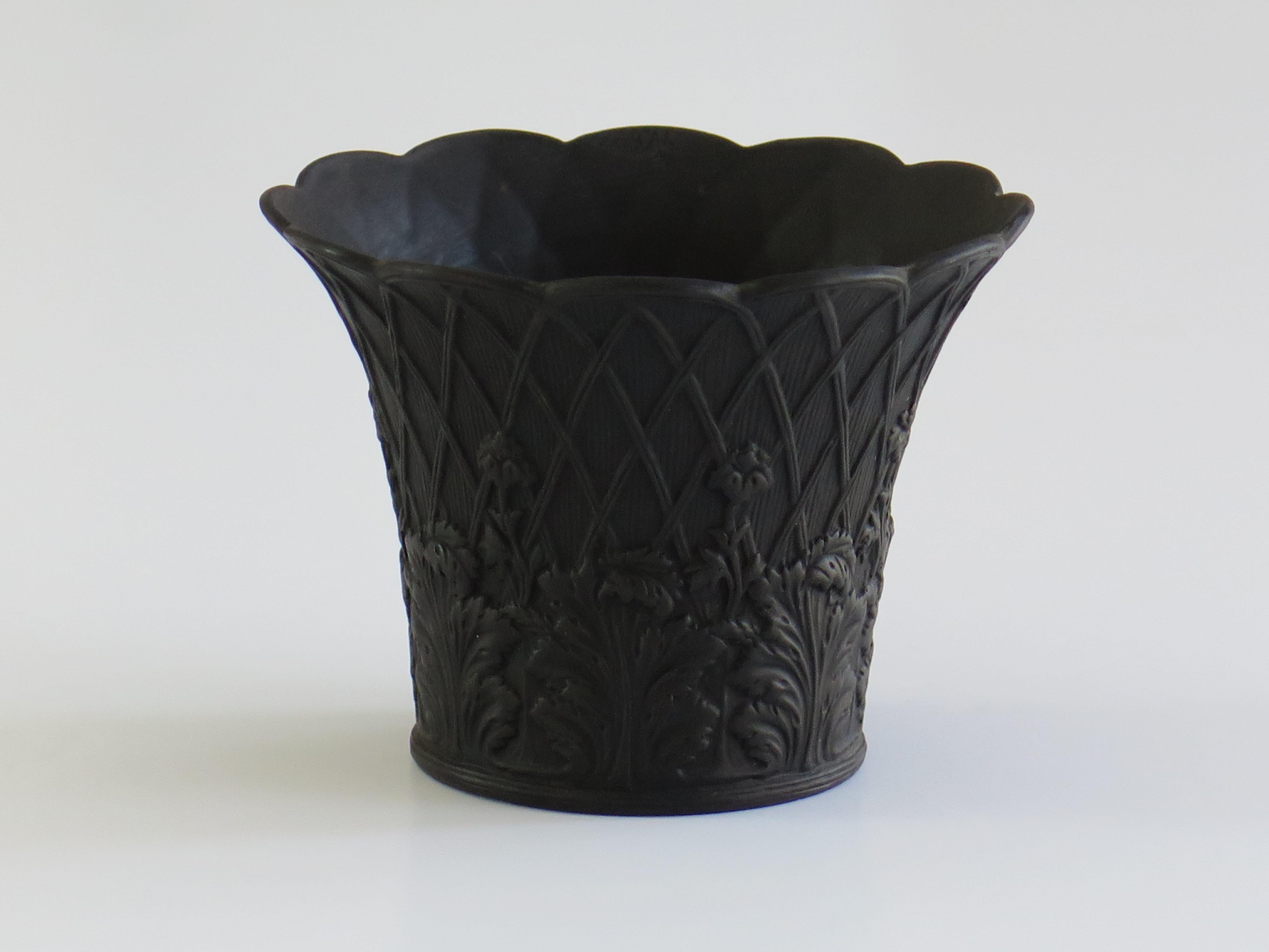 Schwarzer Basalt-Blumentopf aus Wedgwood mit Spaliermuster, englisch, frühes 20. Jahrhundert (Handgefertigt)