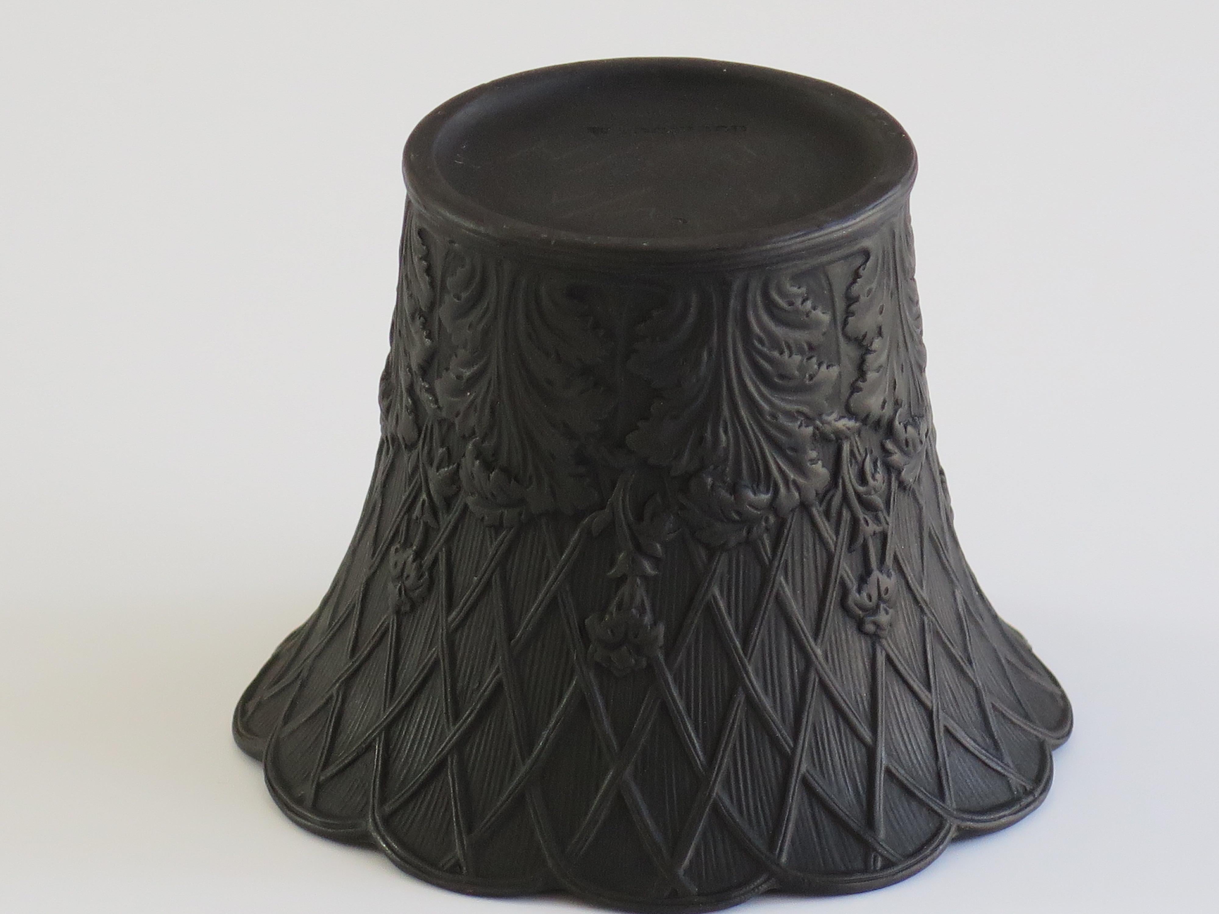 Wedgwood Pot de fleurs en basalte noir à motif de treillis, anglais, début du 20e siècle en vente 1