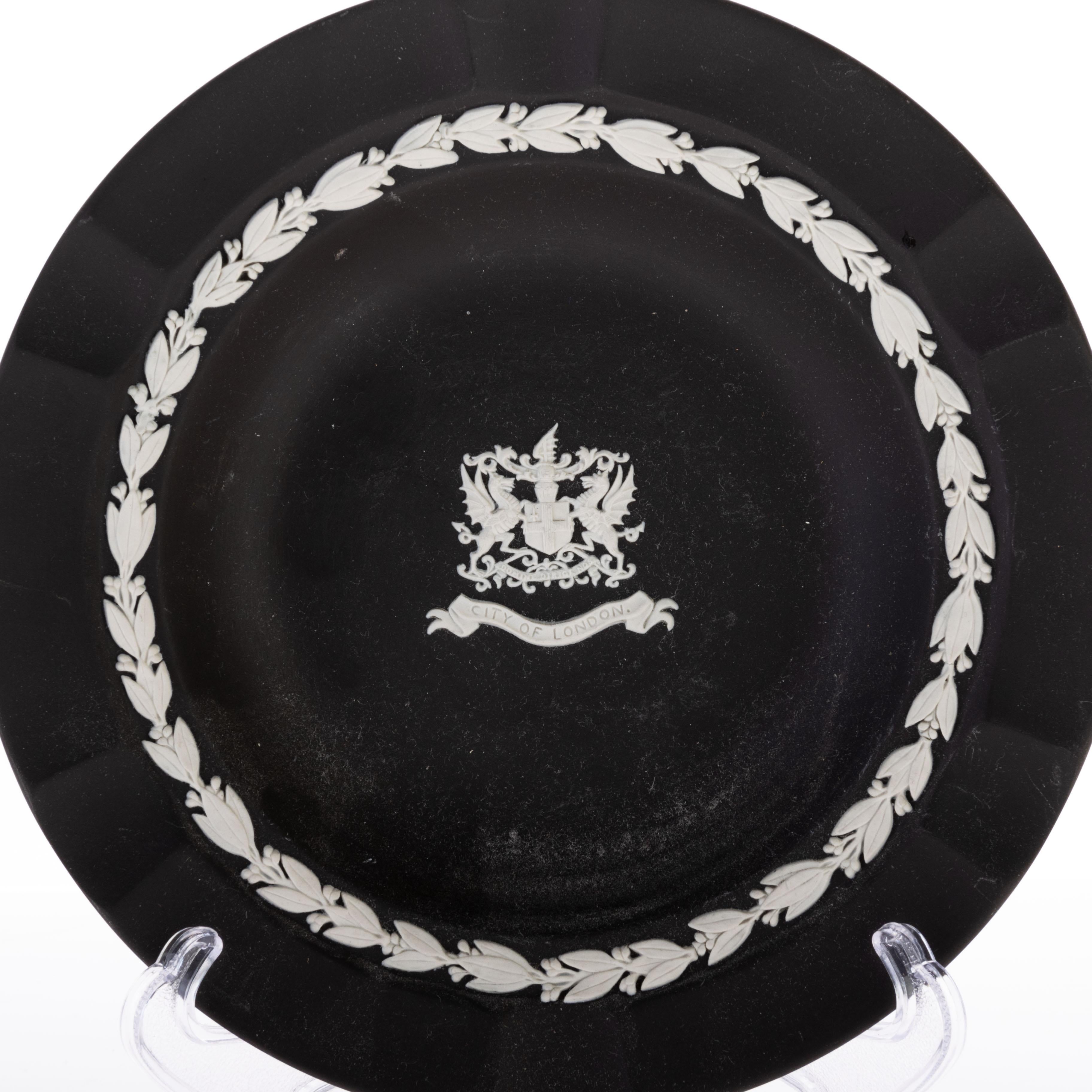 Assiette à écusson aux armoiries de la ville de Londres en jaspe basalte noir de Wedgwood, avec marque imprimée au verso.


D'une collection privée

Expédition internationale gratuite.