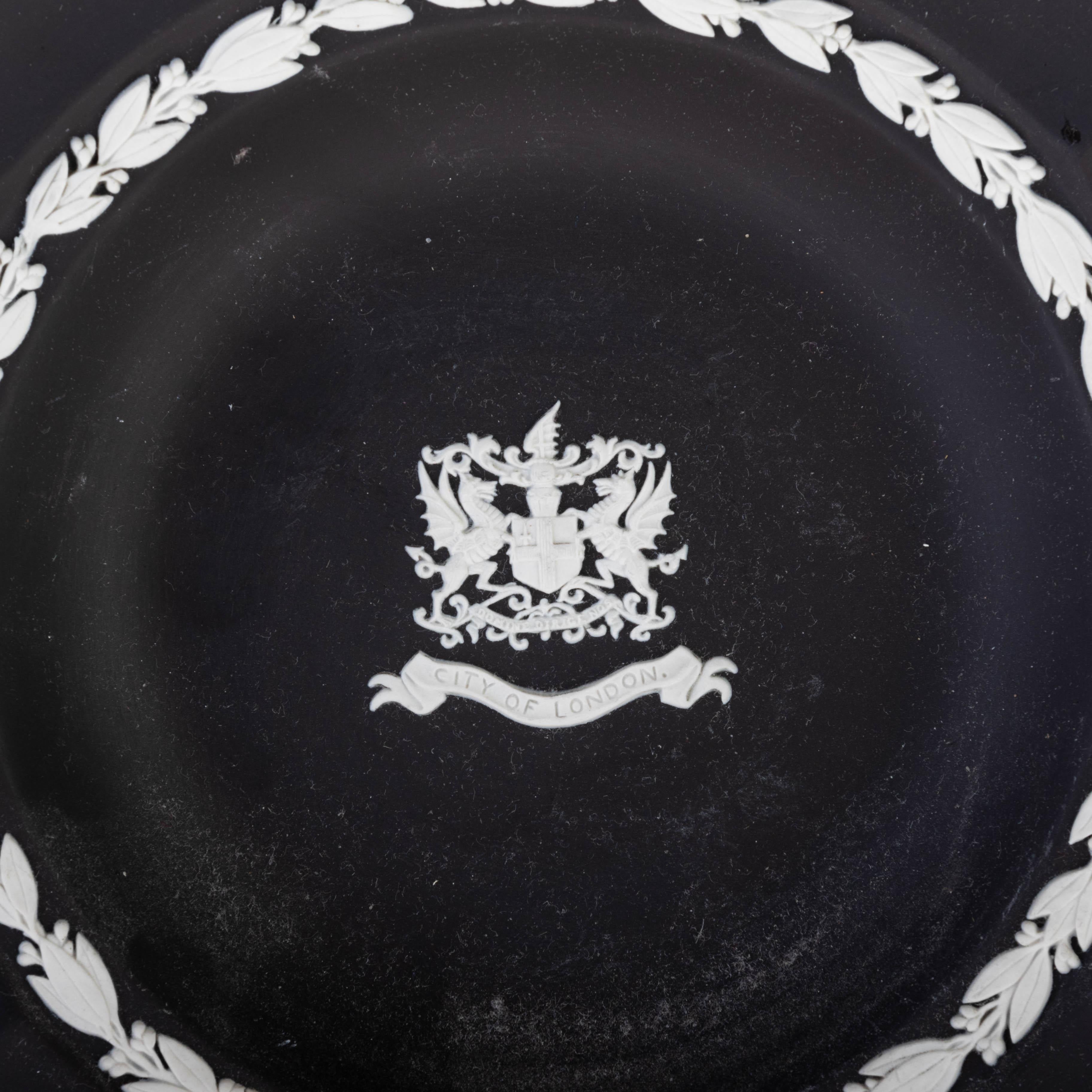 Assiette d'armoiries Wedgwood Black Basalt Jasper City of London Bon état - En vente à Nottingham, GB