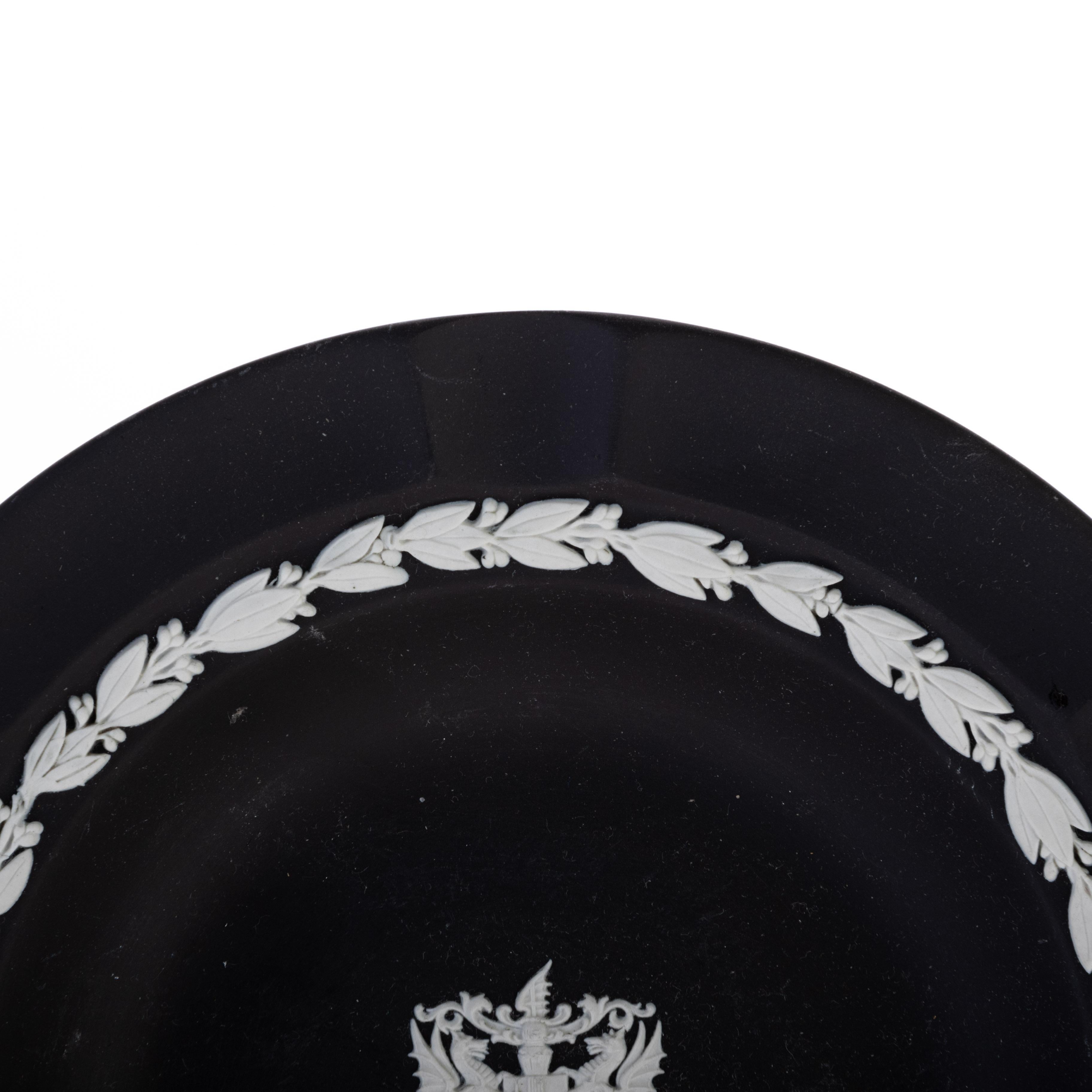 20ième siècle Assiette d'armoiries Wedgwood Black Basalt Jasper City of London en vente