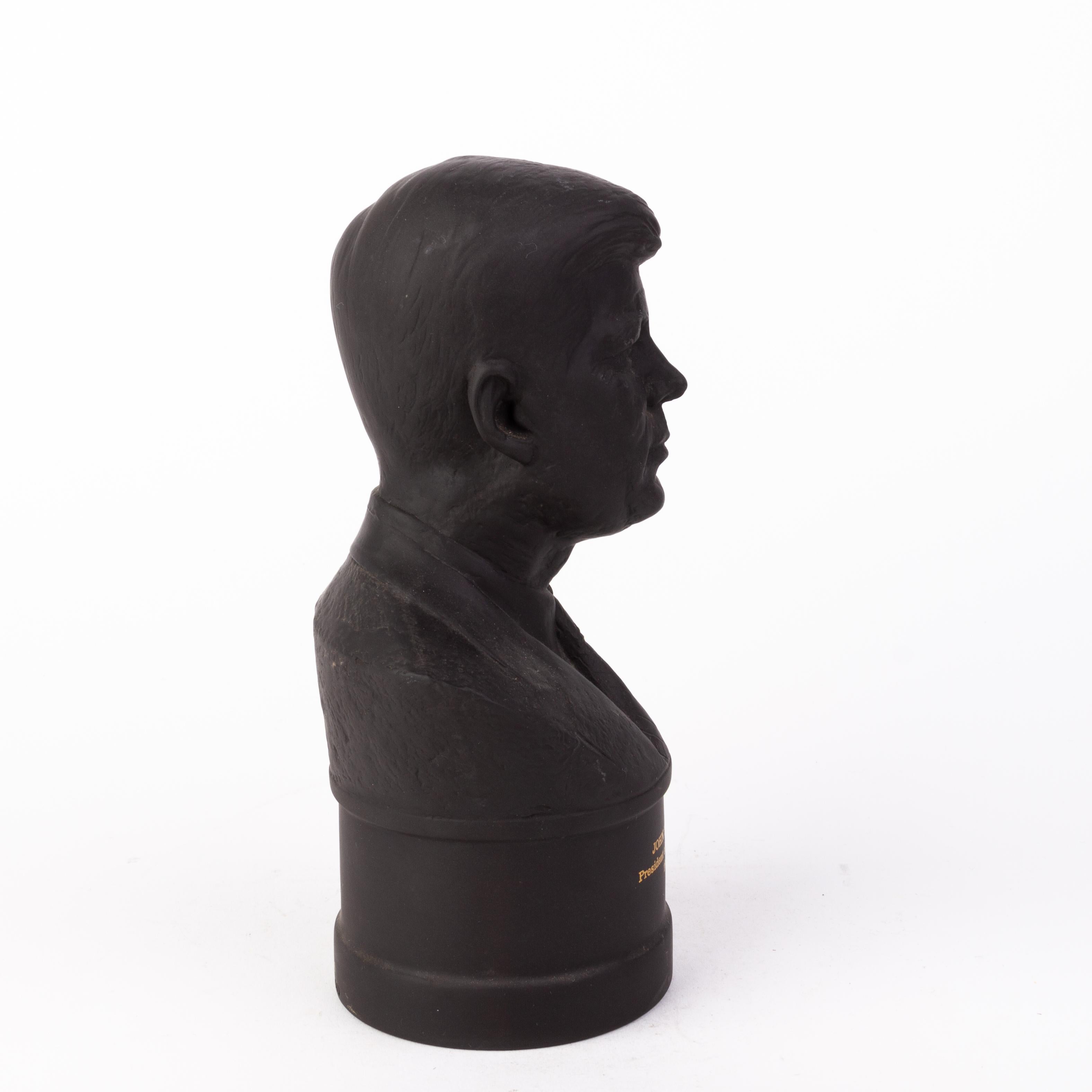 Busto del presidente americano John F. Kennedy di Wedgwood in diaspro basaltico nero In condizioni buone in vendita a Nottingham, GB