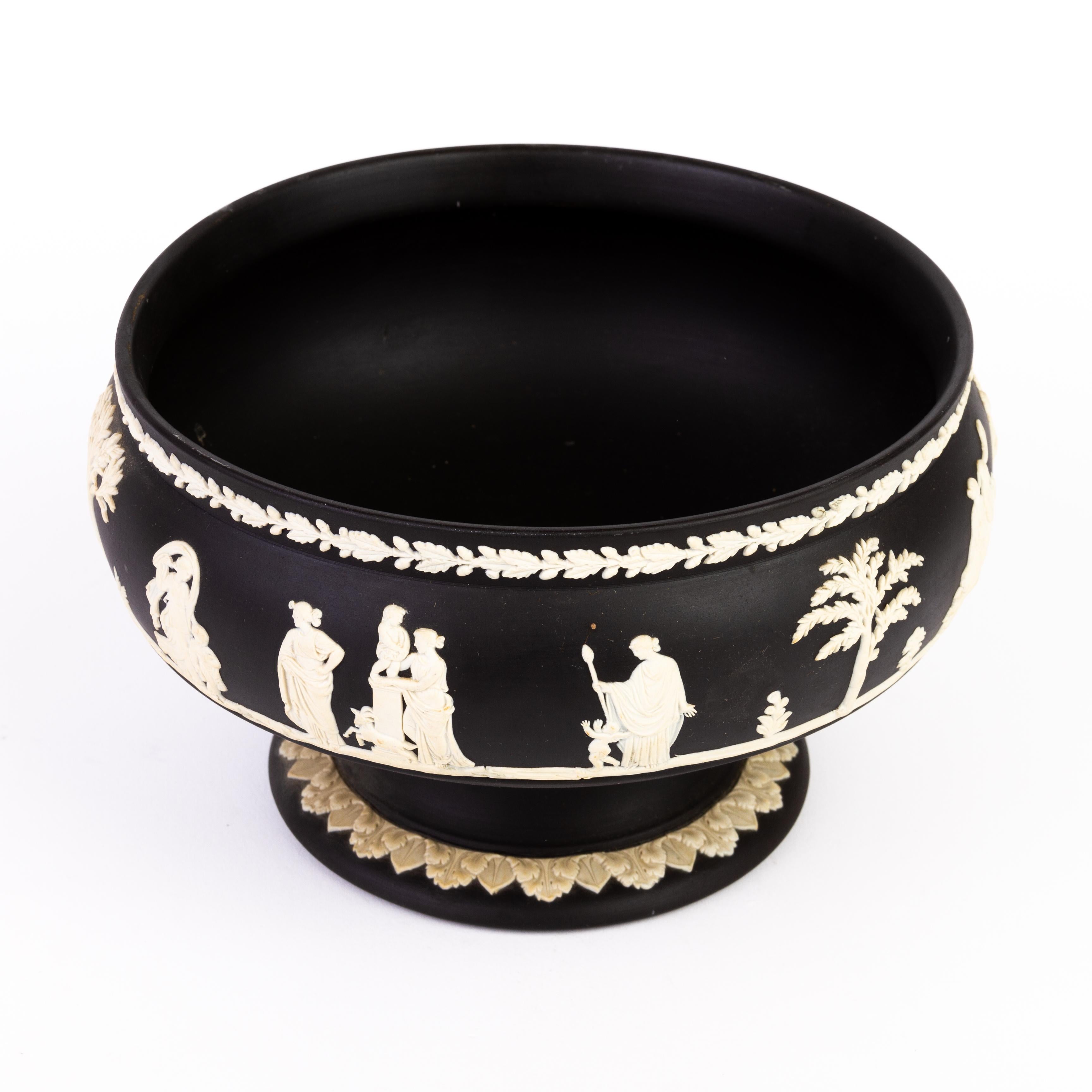 From a private collection.
Free international shipping
Wedgwood Black Basalt Neoclassical Comport Centrepiece