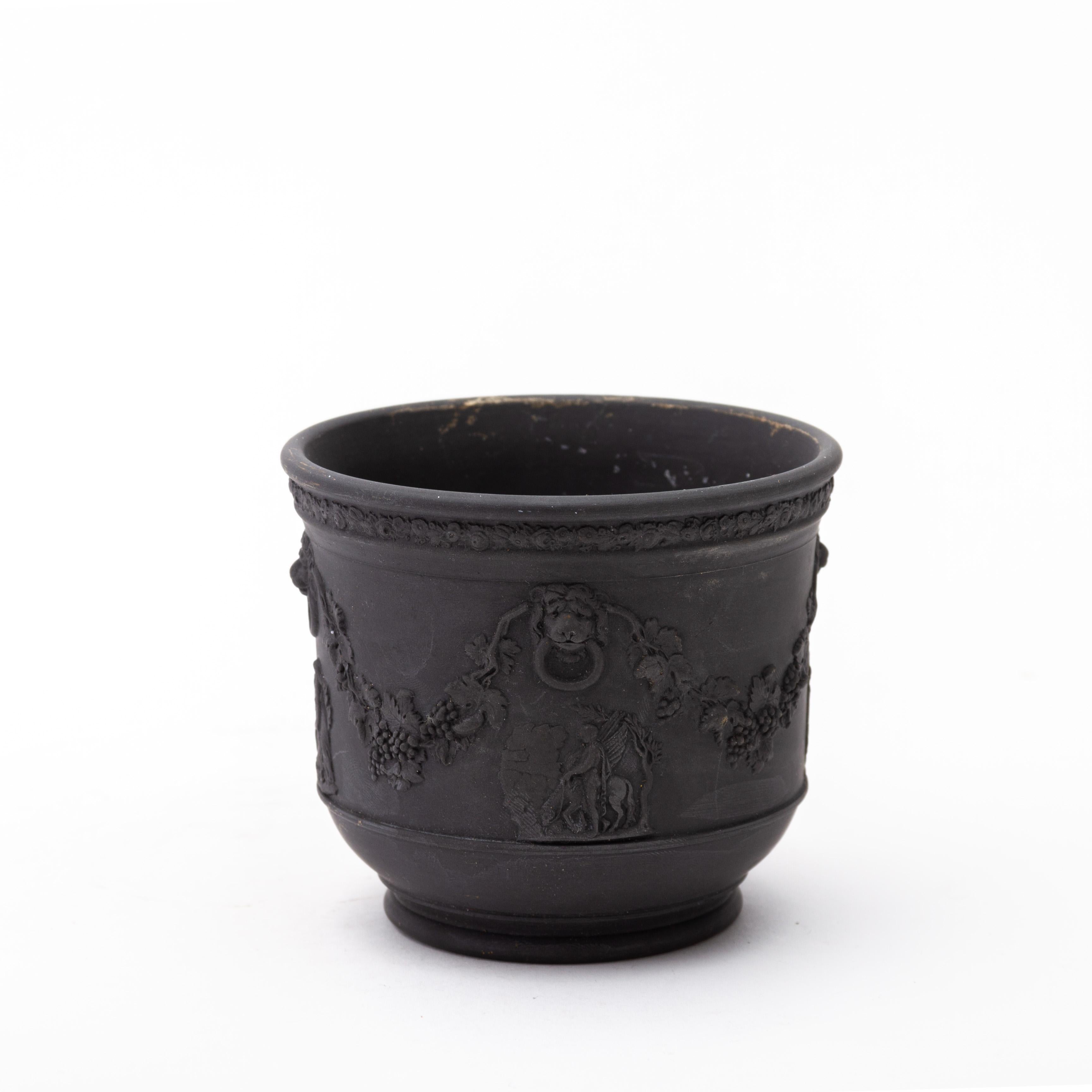 Wedgwood Jardinière néoclassique en basalte noir 19e siècle
Bon état, tel que vu.
Provenant d'une collection privée.

Le basalte noir de Wedgwood est un type de grès mis au point par le célèbre fabricant de poteries anglais Josiah Wedgwood à la fin
