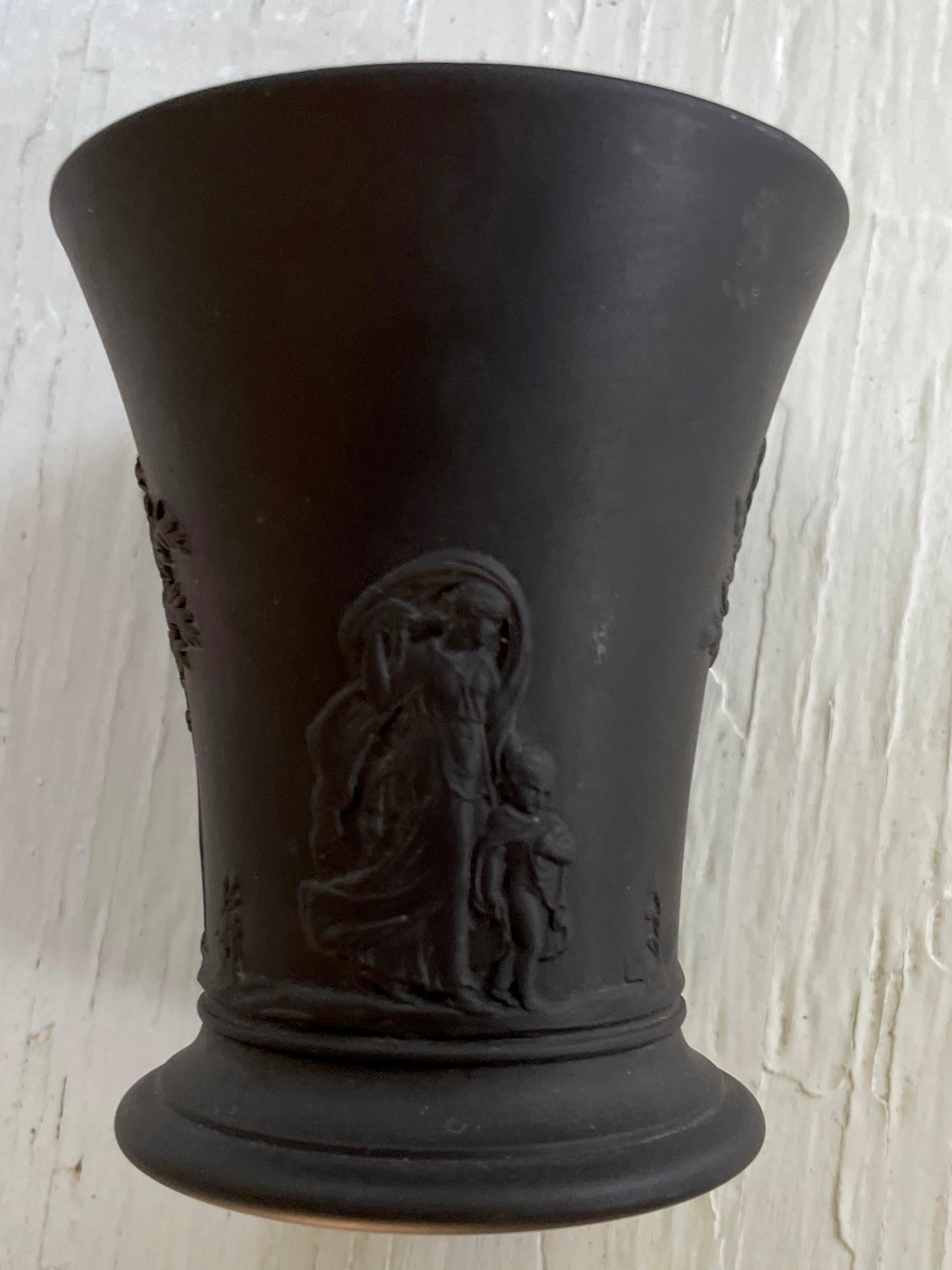 wedgwood black vase