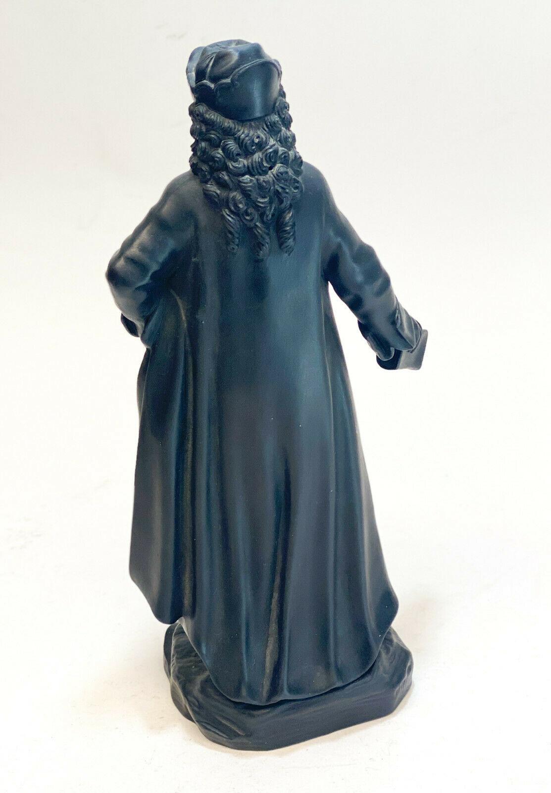 Wedgwood black basalt pottery bust sculpture of French historian and philosopher, Voltaire (François-Marie Arouet). Marked Wedgwood to the underside, 19th century.

Weight approximate, 1 lb

Measures: Approximate, 5.5 inches x 4 inches x 11