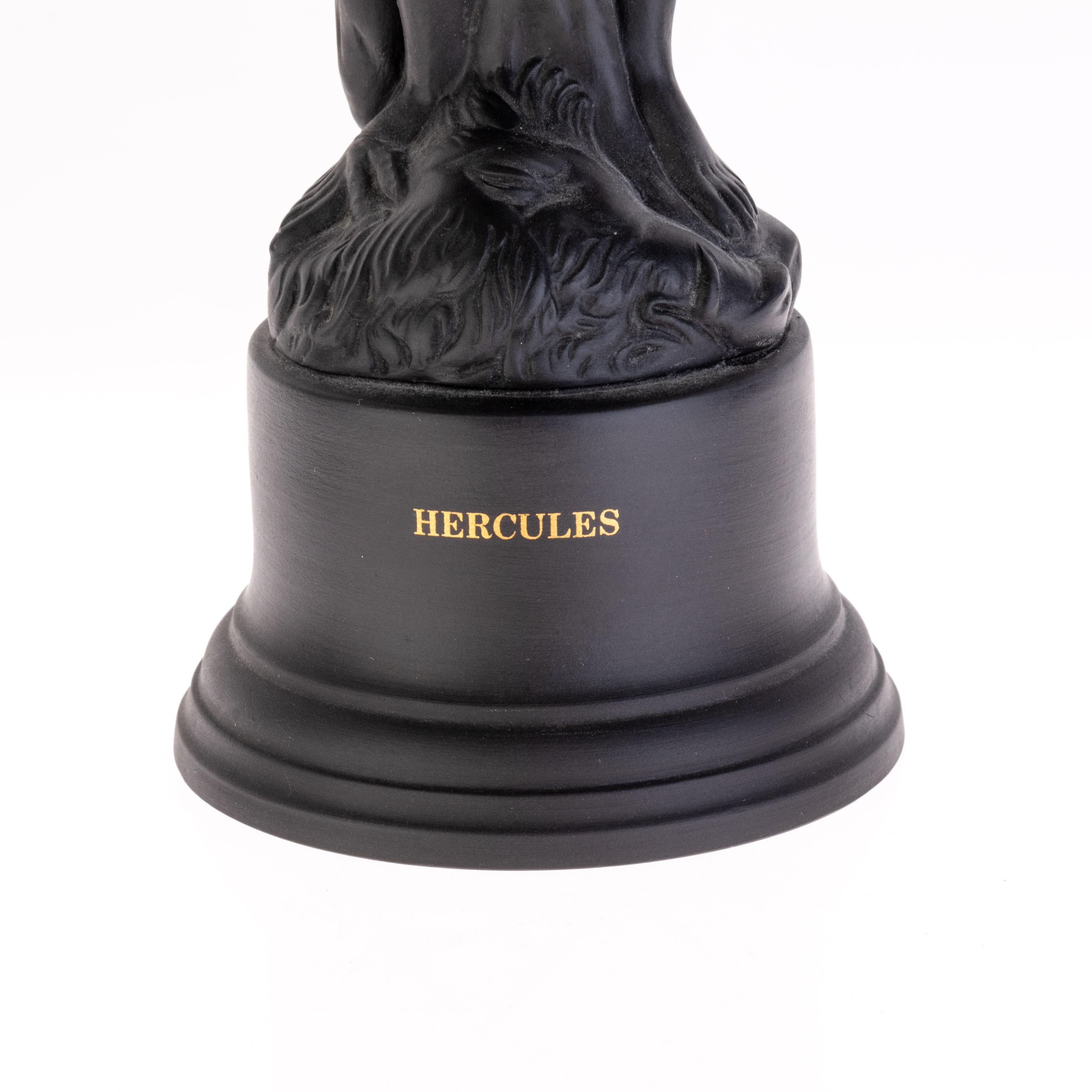 Escultura de Hércules en basalto negro de Wedgwood, con marca impresa en la base.

Hércules, conocido como Heracles en la mitología griega, es uno de los héroes más célebres e icónicos de la mitología antigua. He era hijo de Zeus, el rey de los