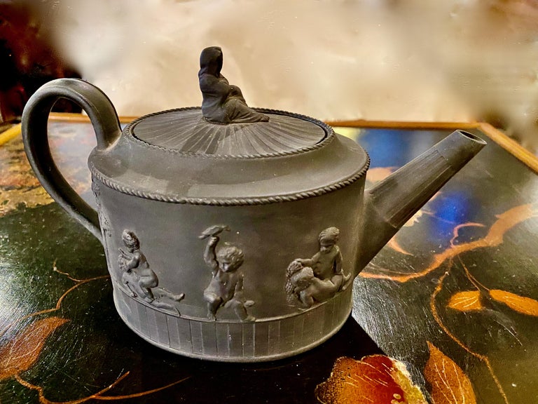 https://a.1stdibscdn.com/wedgwood-black-basalt-teapot-for-sale-picture-8/f_25193/f_283282121650519671258/basaltware_Teapot_7_master.jpeg?width=768