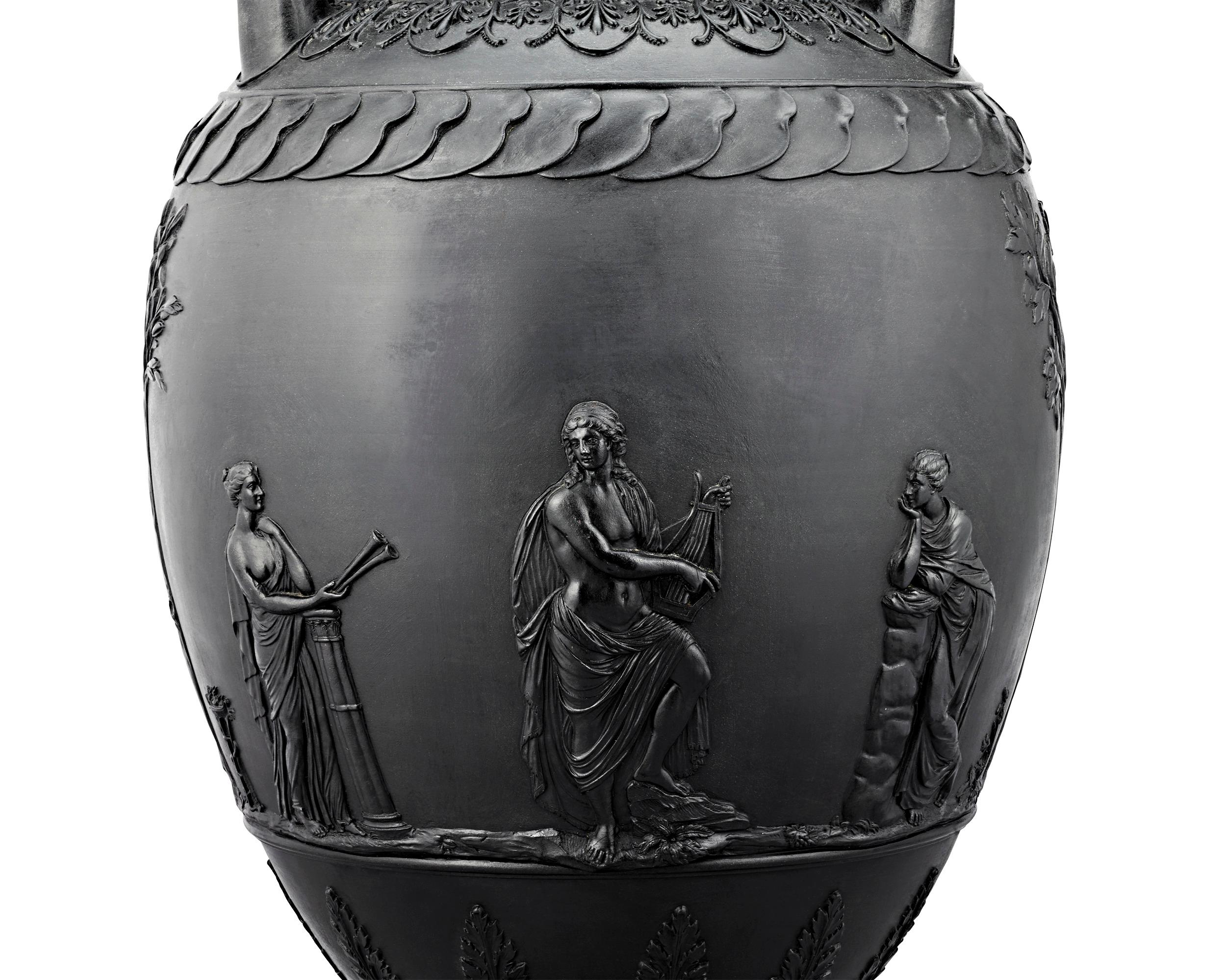 Schwarze Basalt-Urne mit zwei Henkeln von Wedgwood im Zustand „Hervorragend“ im Angebot in New Orleans, LA