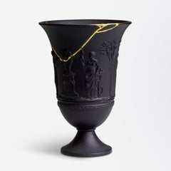 Vase en basalte noir de Wedgwood avec réparation Kintsugi