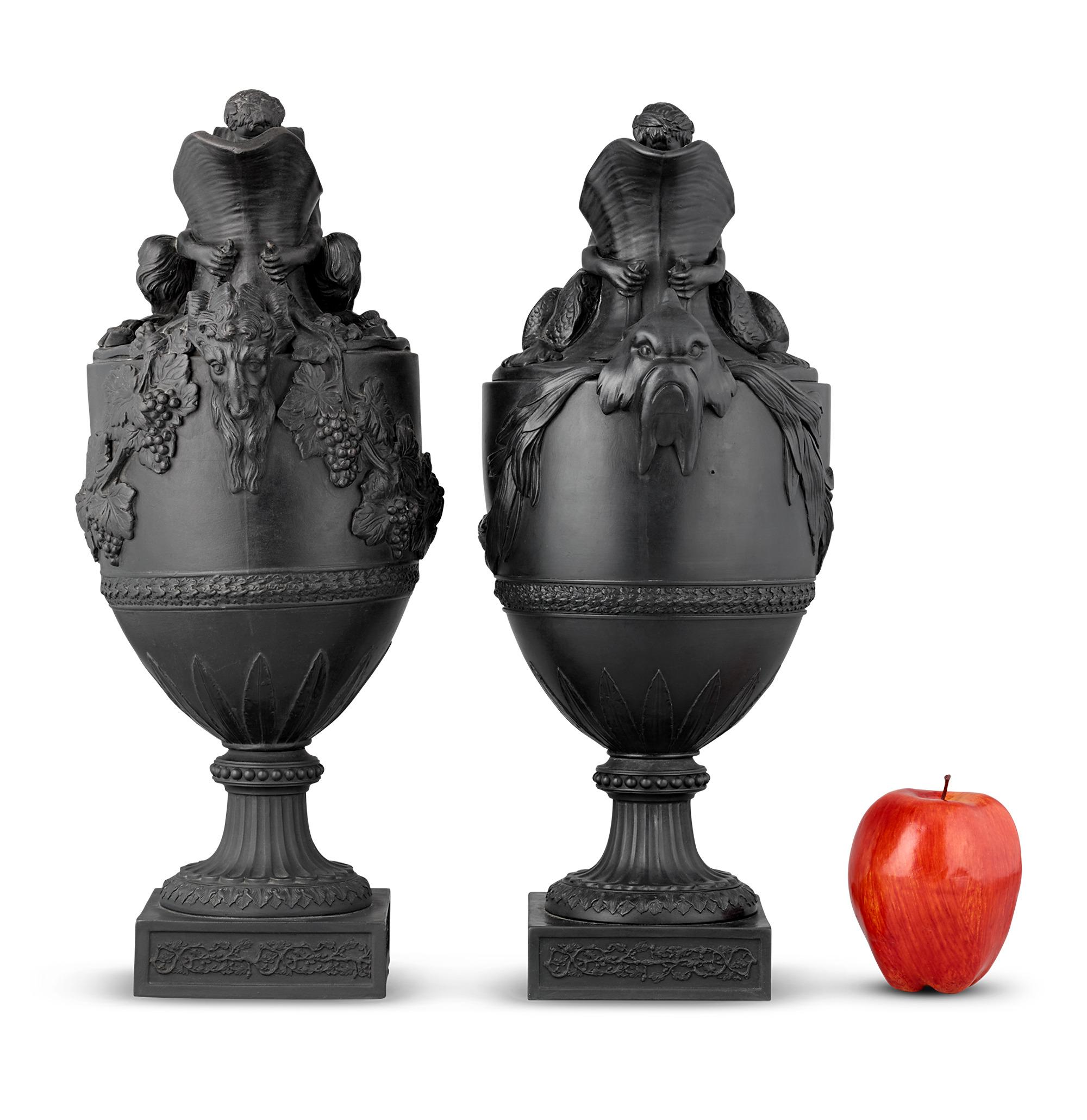 Aguamaniles y Vinajeras Wedgwood de Basalto Negro Neoclásico