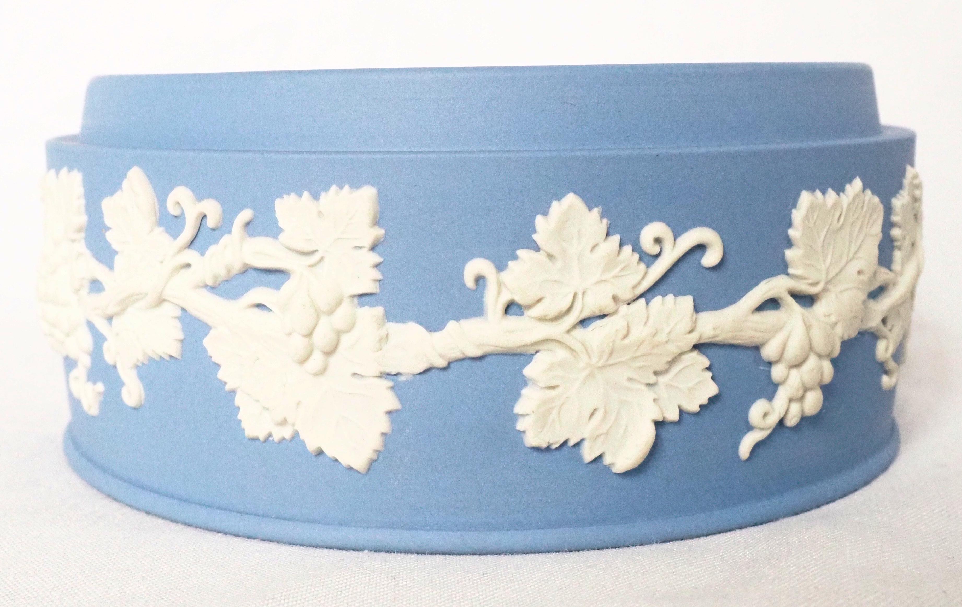 Wedgwood blue and white jasperware box For Sale 4