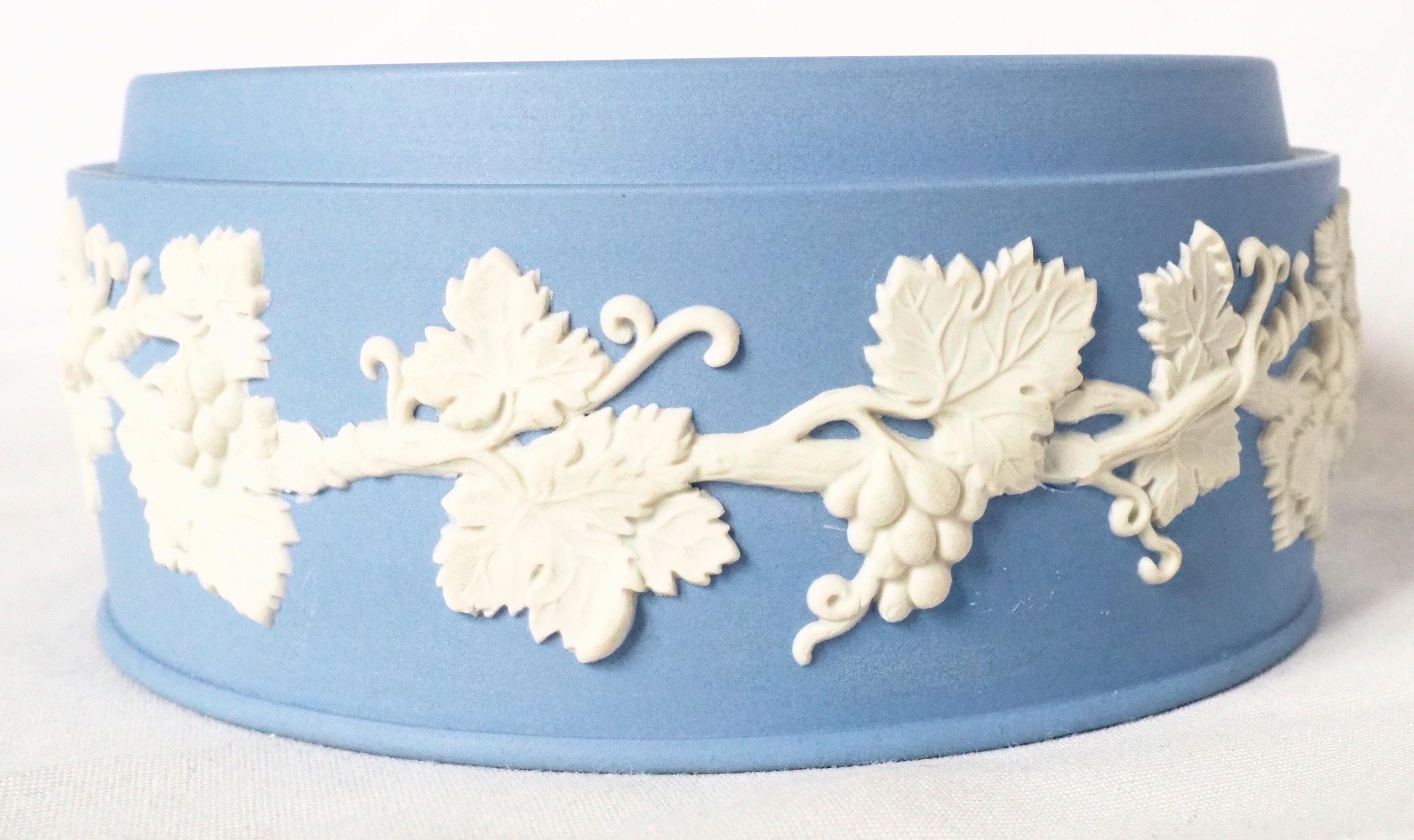 Wedgwood blue and white jasperware box For Sale 5