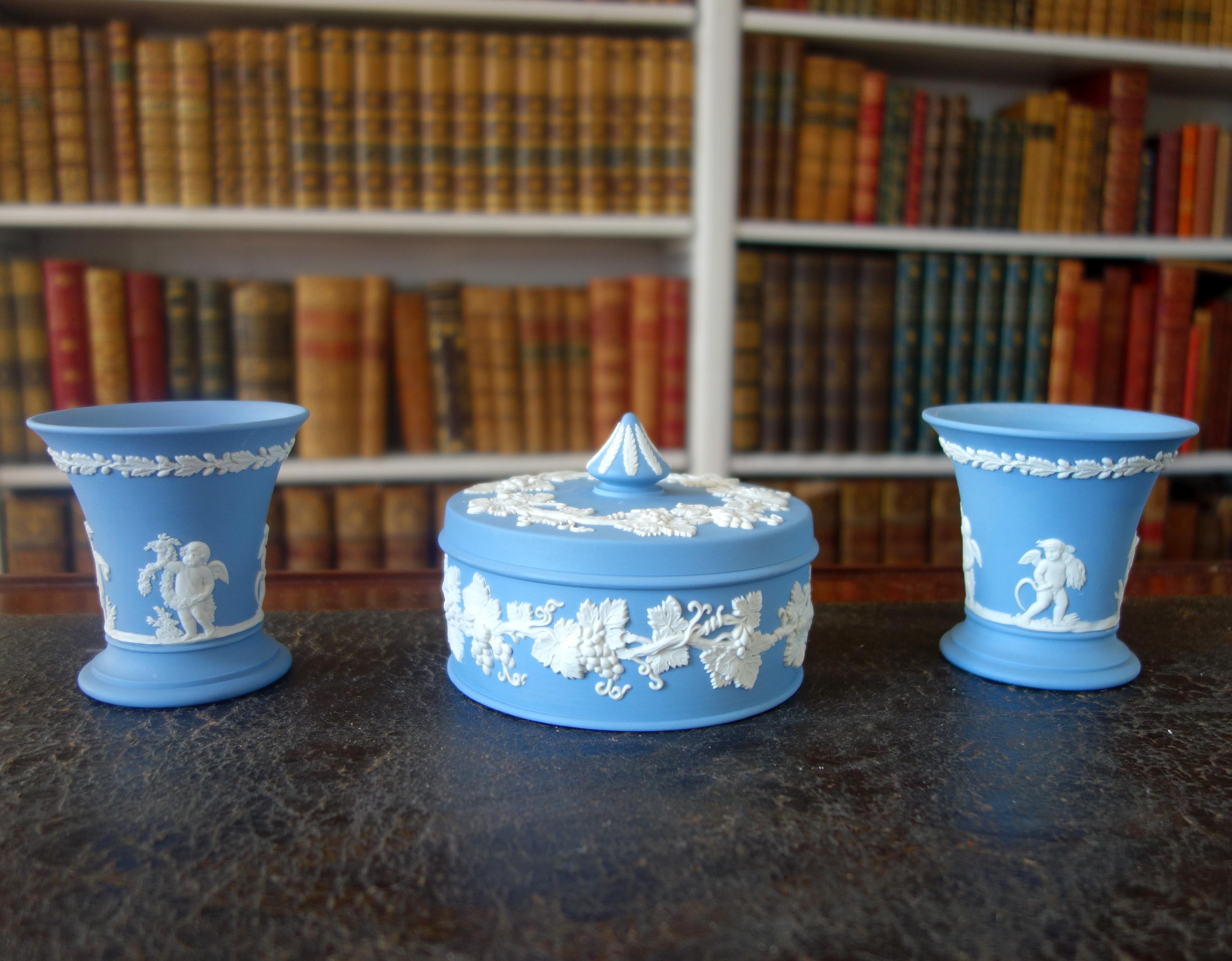 Neoclassical Wedgwood blue and white jasperware box For Sale
