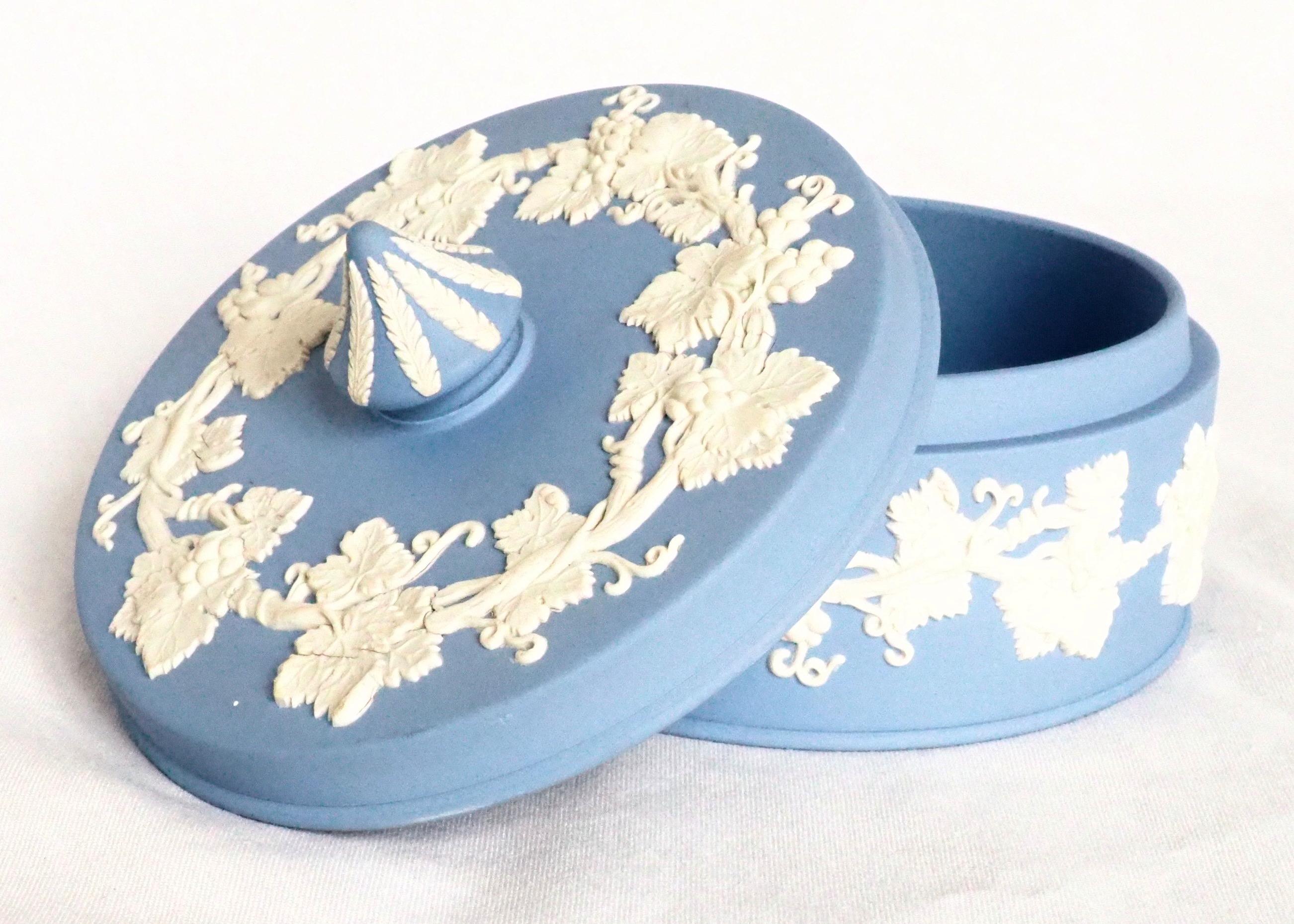 Wedgwood blue and white jasperware box In Good Condition For Sale In GRENOBLE, FR