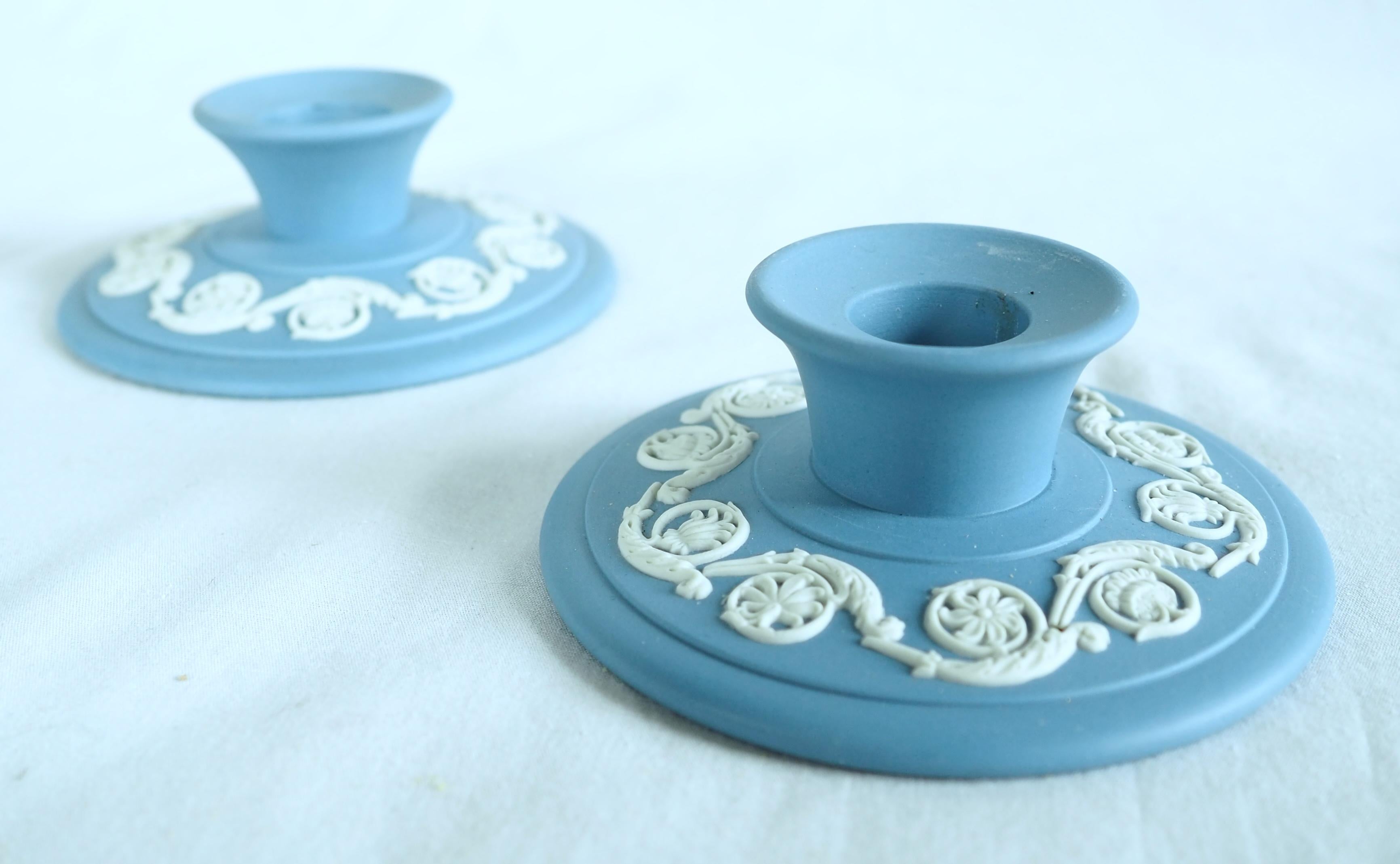 Raffinata coppia di portacandele in diaspro di Wedgwood, articolo in stile neoclassico decorato con fregi di fiori e foglie bianche su sfondo azzurro.
La ceramica di diaspro è un tipo di ceramica sviluppata per la prima volta da Josiah Wedgwood nel