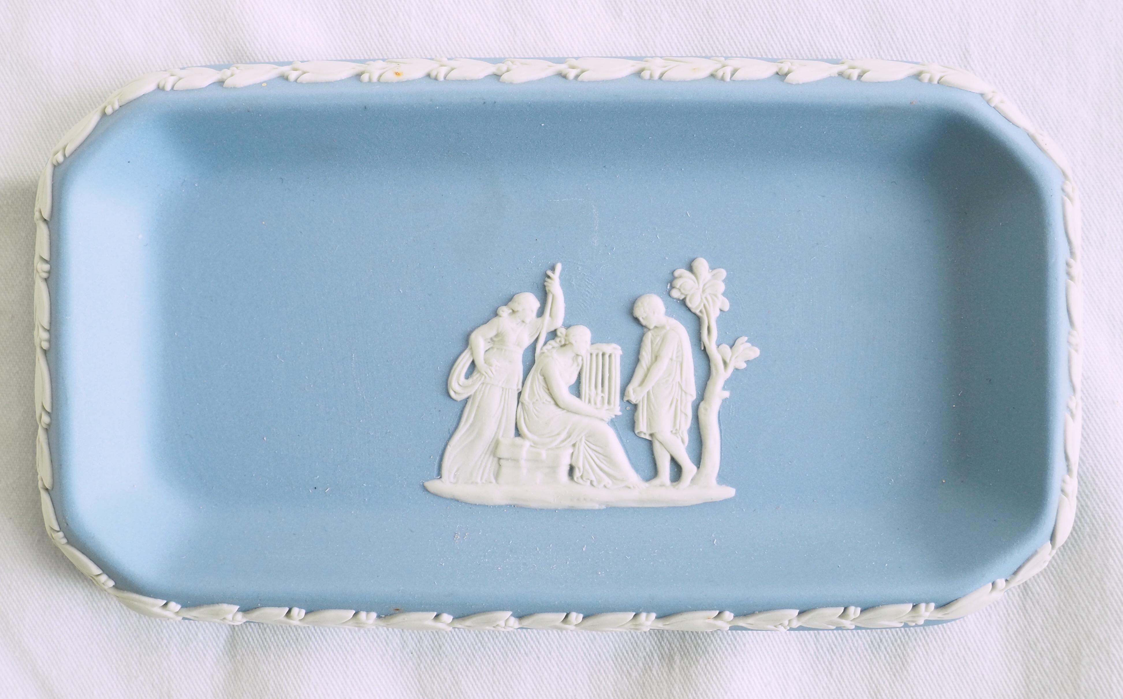 A fine Wedgwood jasperware jewelry tray, beautiful neoclassical style item decorated with white antique-style scenes and an elegant laurels frieze on the edge.
Second half of 20th century refined and highly decorative item that reminds 18th century