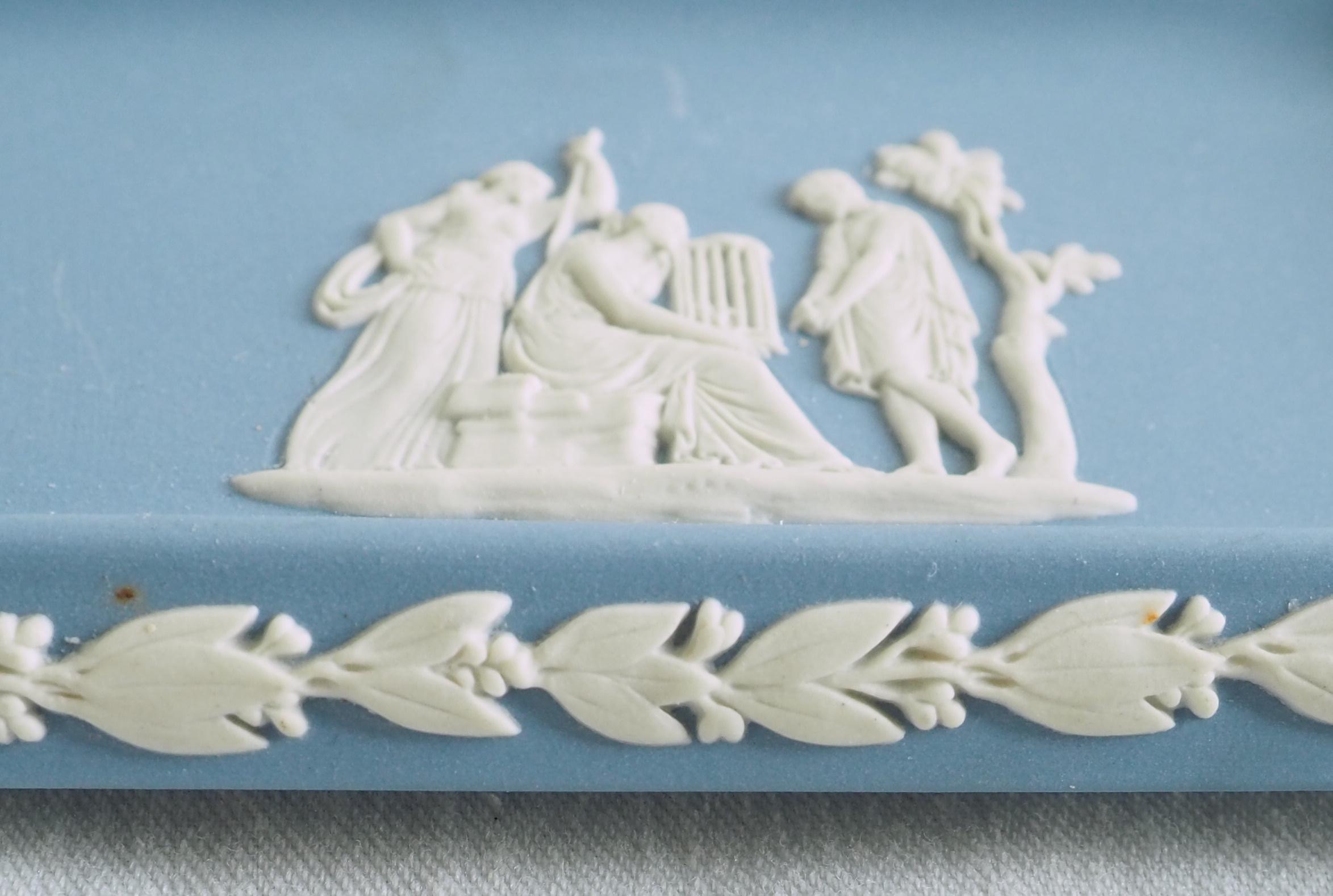 Wedgwood blue and white jasperware jewelry tray In Good Condition For Sale In GRENOBLE, FR