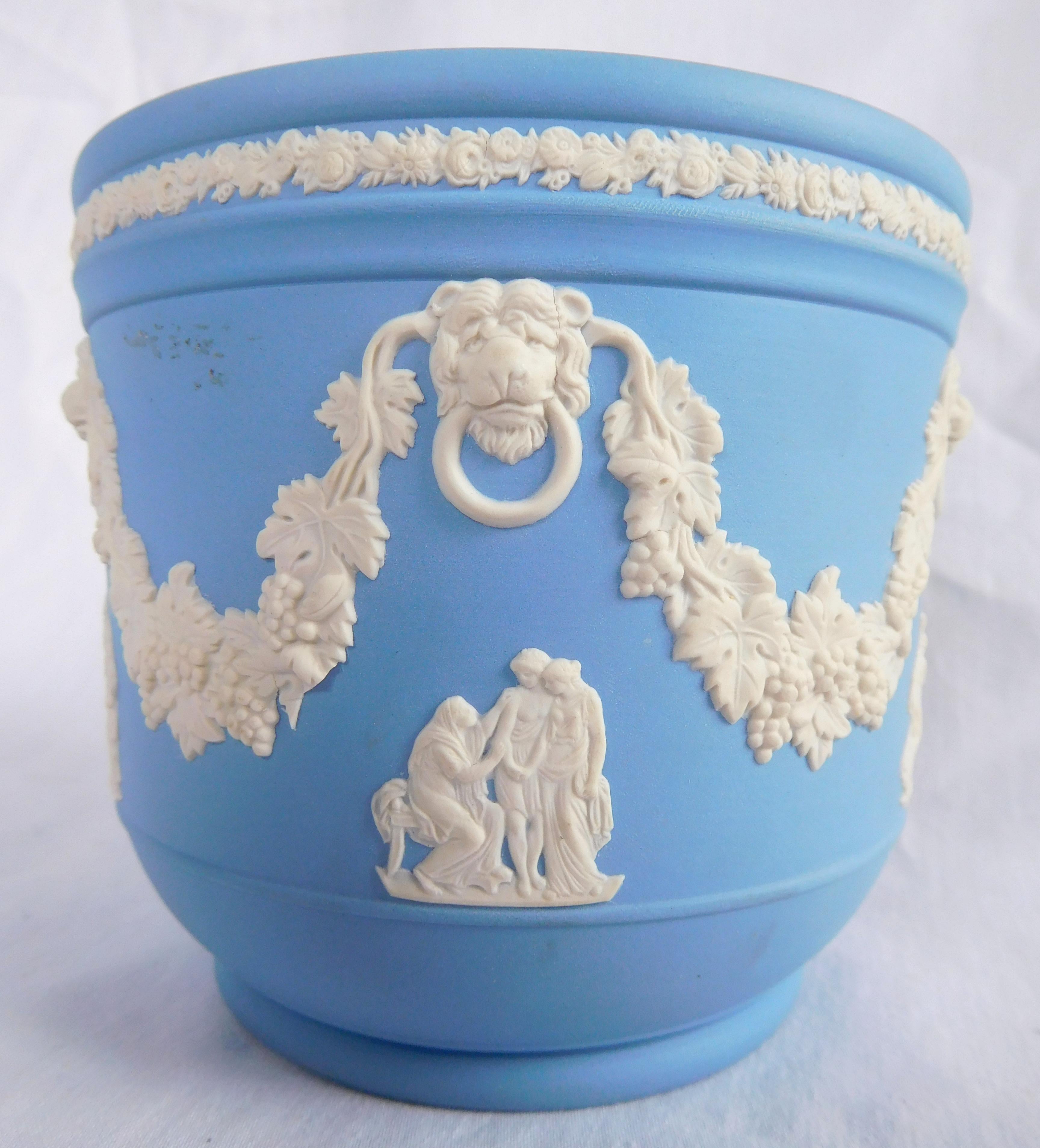 Wedgwood blue and white jasperware planter For Sale 4