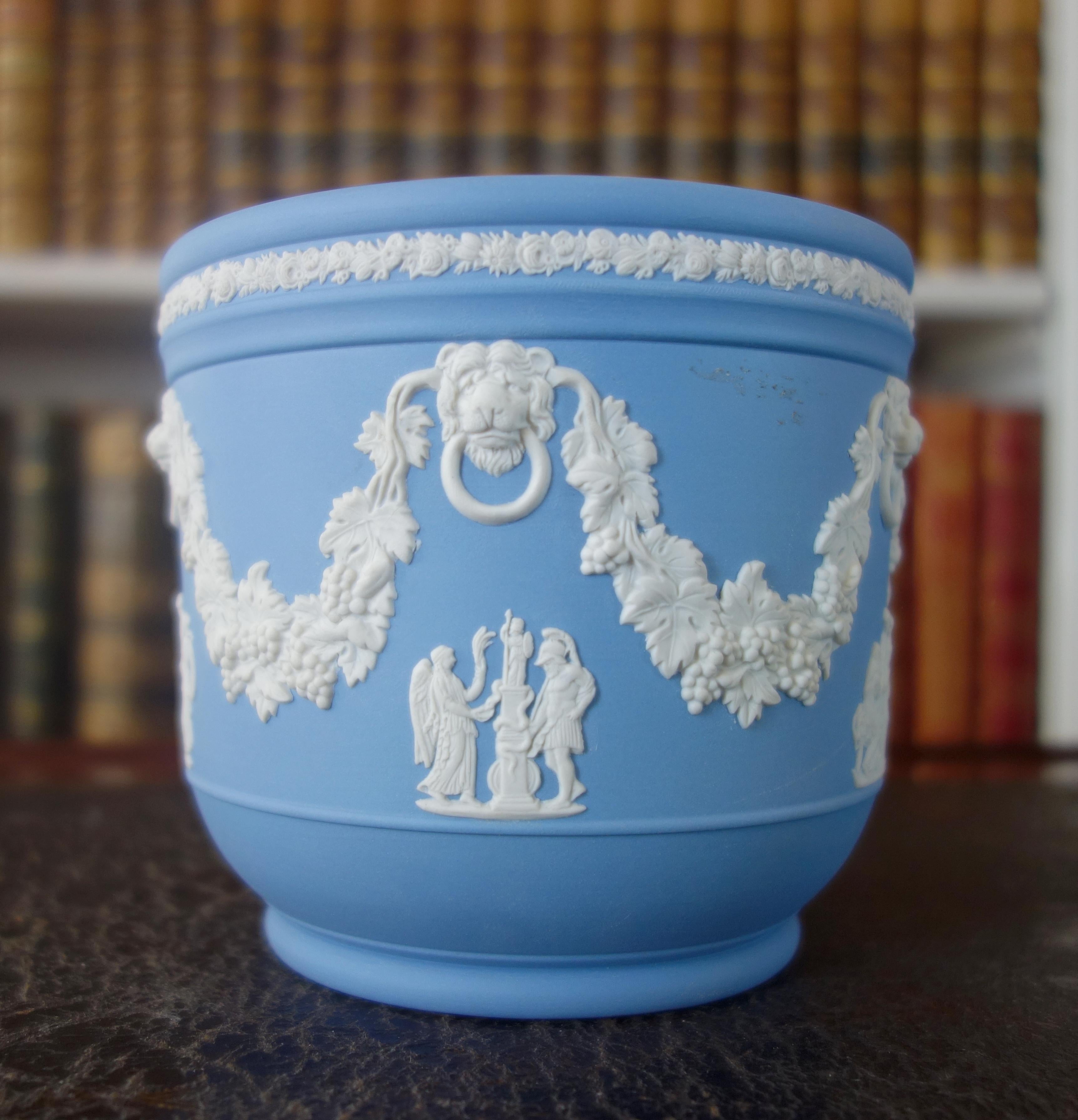 Large Wedgwood jasperware planter, beautiful neoclassical style item decorated with white antique-style scenes on a sky-blue background.
Second half of 20th century refined and highly decorative item that reminds 18th century refinement.
It is in