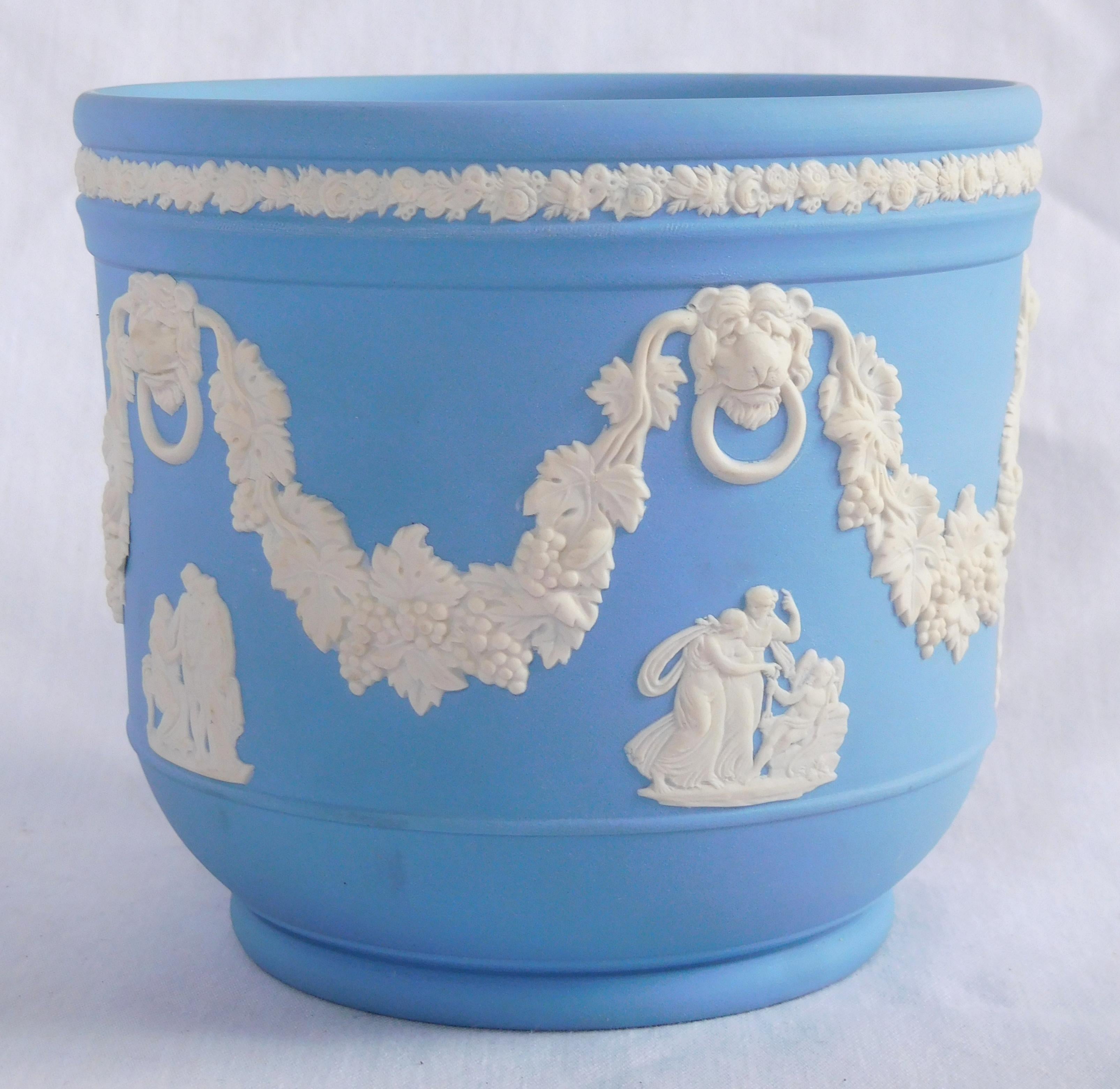 Wedgwood blue and white jasperware planter In Good Condition For Sale In GRENOBLE, FR