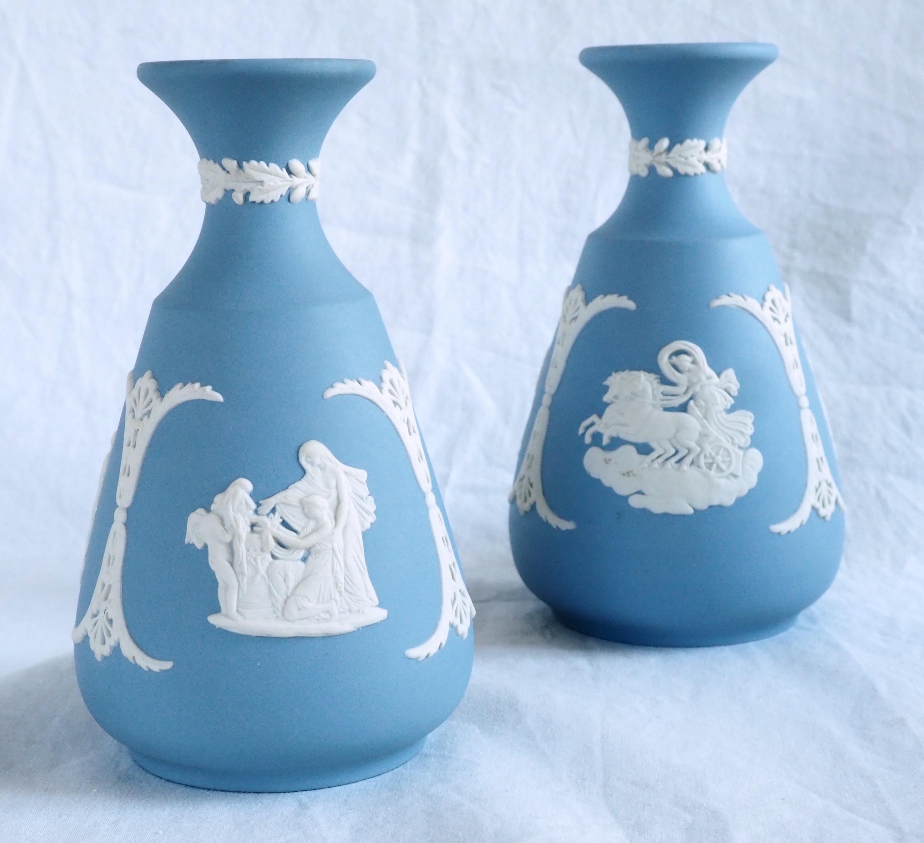 Bella coppia di vasi in diaspro di Wedgwood, bell'oggetto in stile neoclassico decorato con scene bianche in stile antico su sfondo azzurro.
La ceramica di diaspro è un tipo di ceramica sviluppata per la prima volta da Josiah Wedgwood nel 1770.